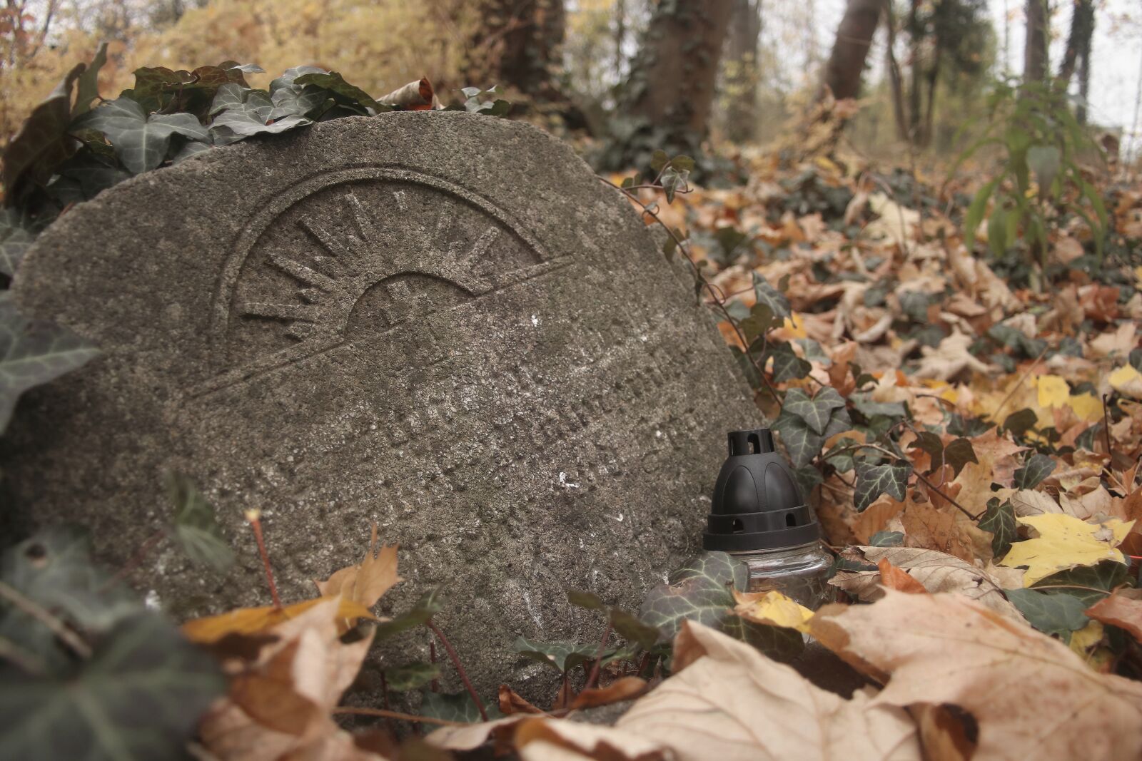 Canon EOS 80D sample photo. Graves, candle, the tomb photography