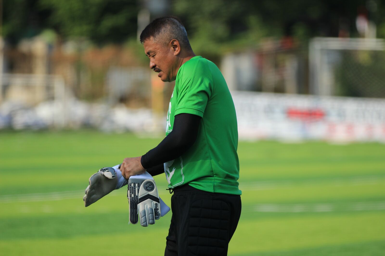 Canon EOS 600D (Rebel EOS T3i / EOS Kiss X5) + Canon EF 70-200mm F2.8L IS II USM sample photo. Goal keeper, hermansyah, field photography