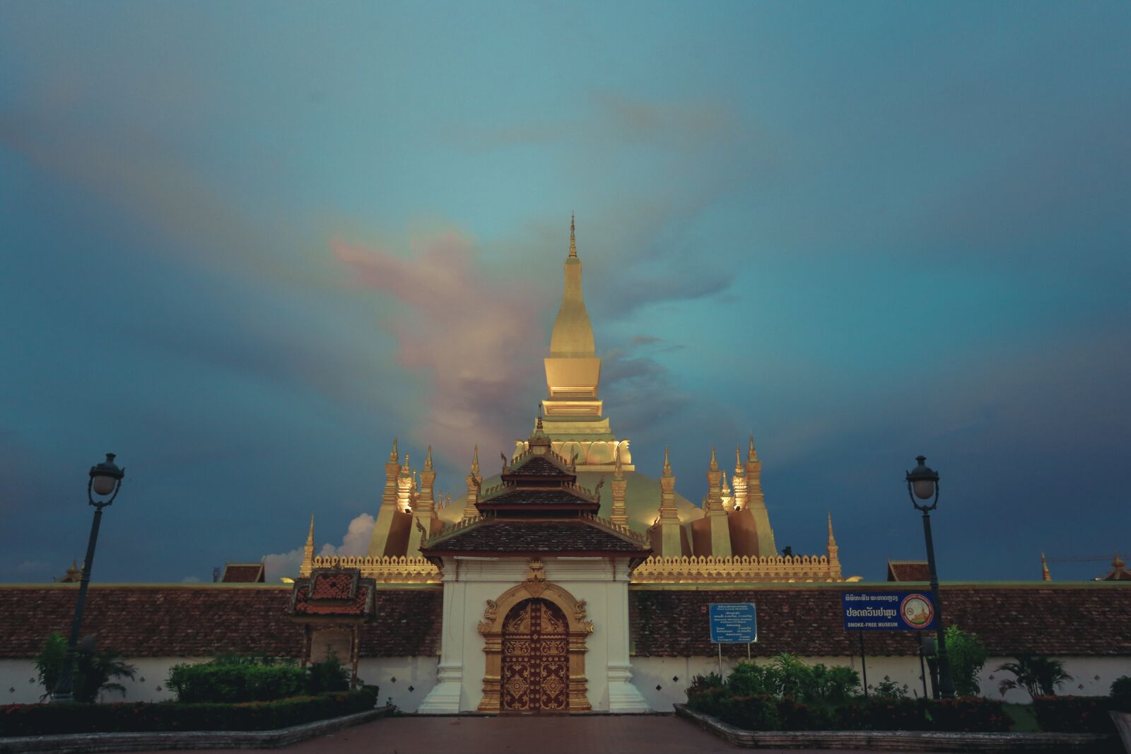 Canon EF 17-40mm F4L USM sample photo. Vientiane, laos, stupa photography
