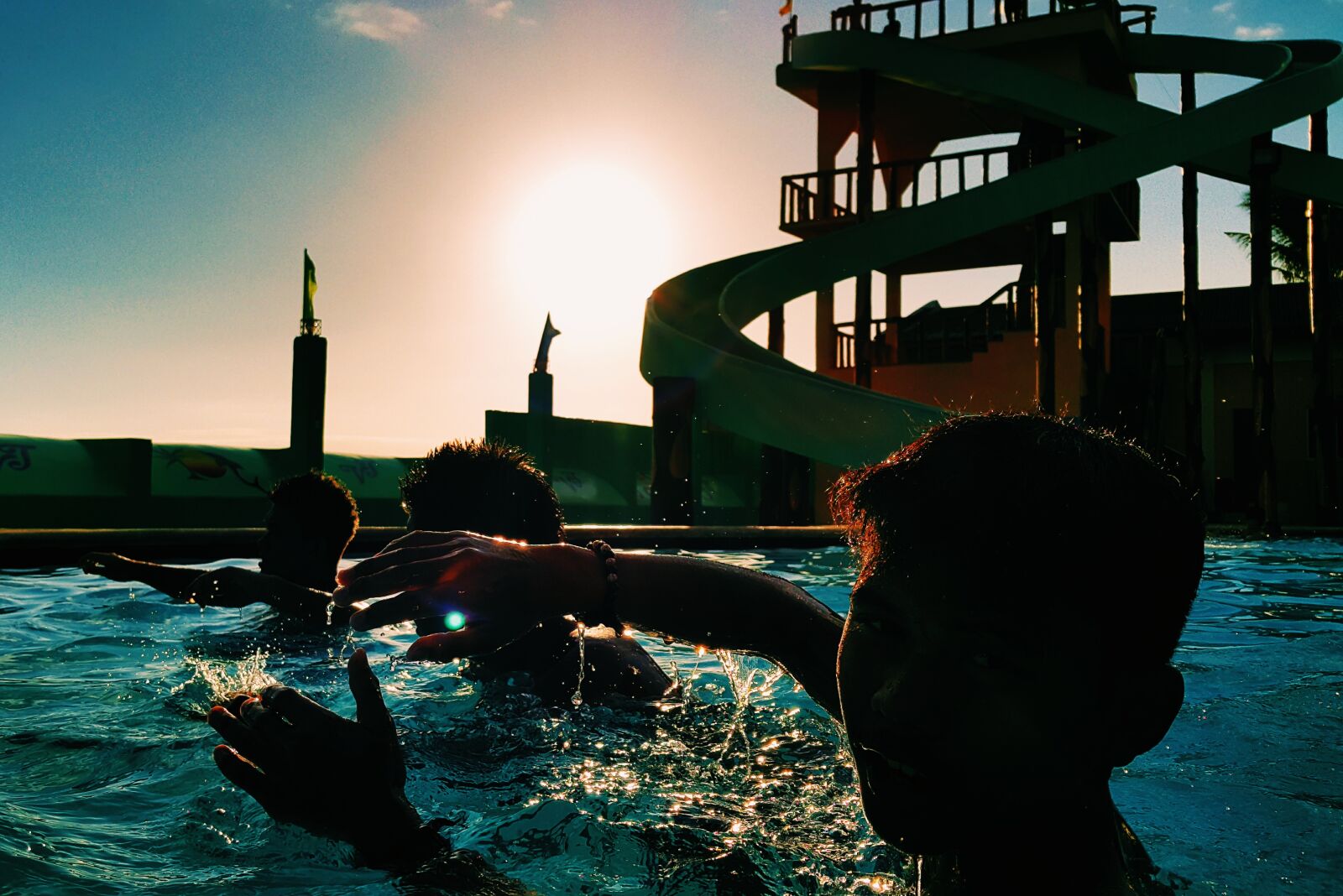 Samsung Galaxy Note4 sample photo. Pool, silhouette, blue photography