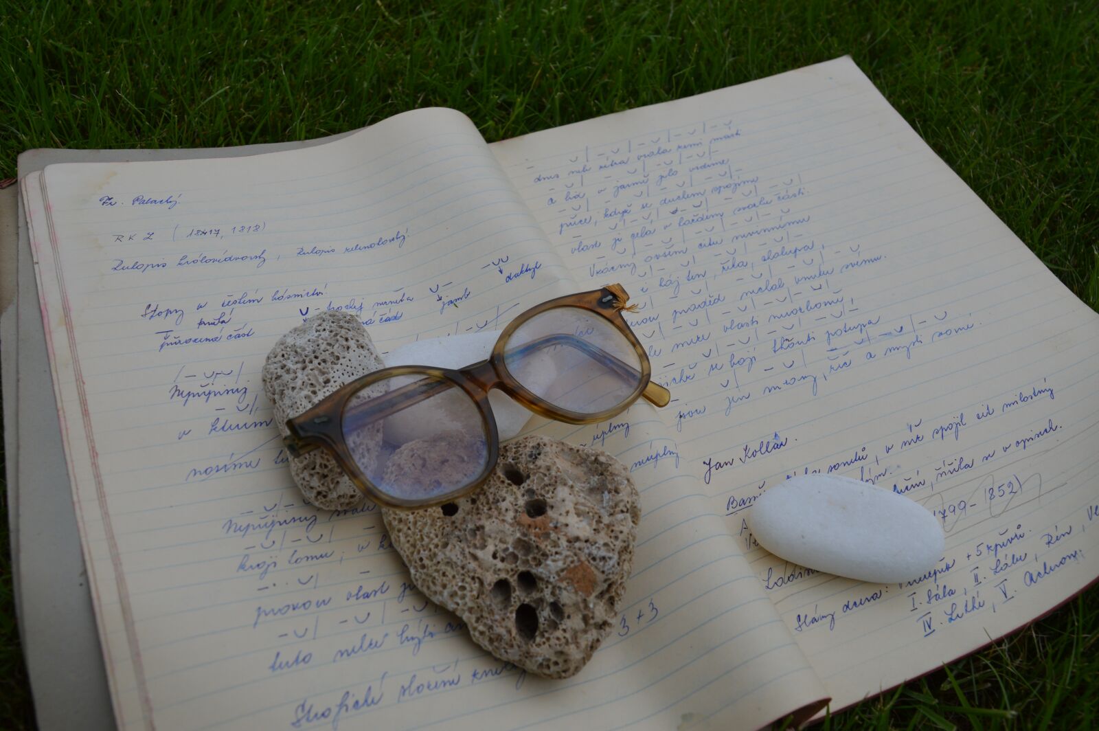 Nikon D3200 sample photo. Read, glasses, old photography