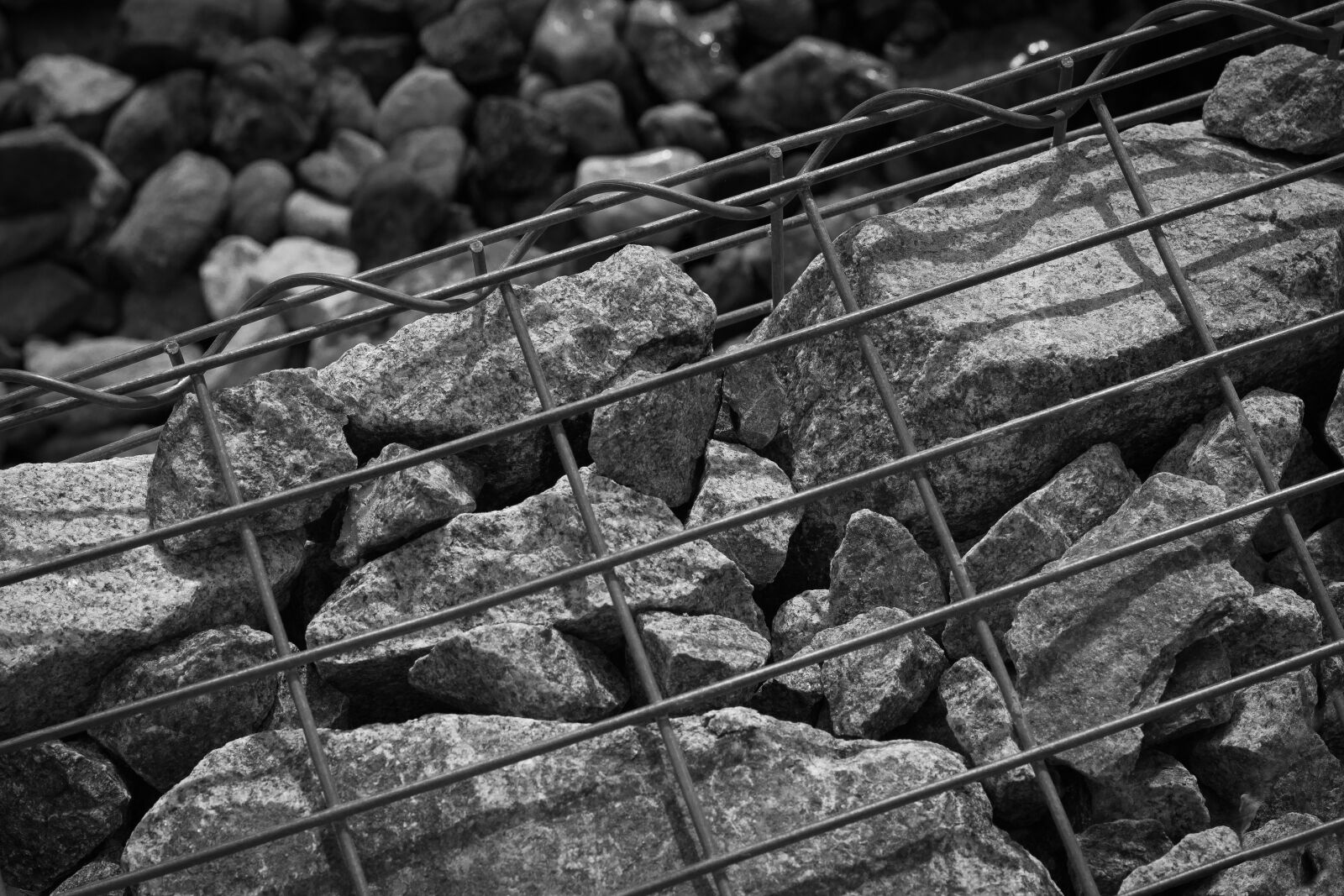 Canon EOS 700D (EOS Rebel T5i / EOS Kiss X7i) + Canon EF 50mm F1.8 STM sample photo. Cage, stones, grid photography