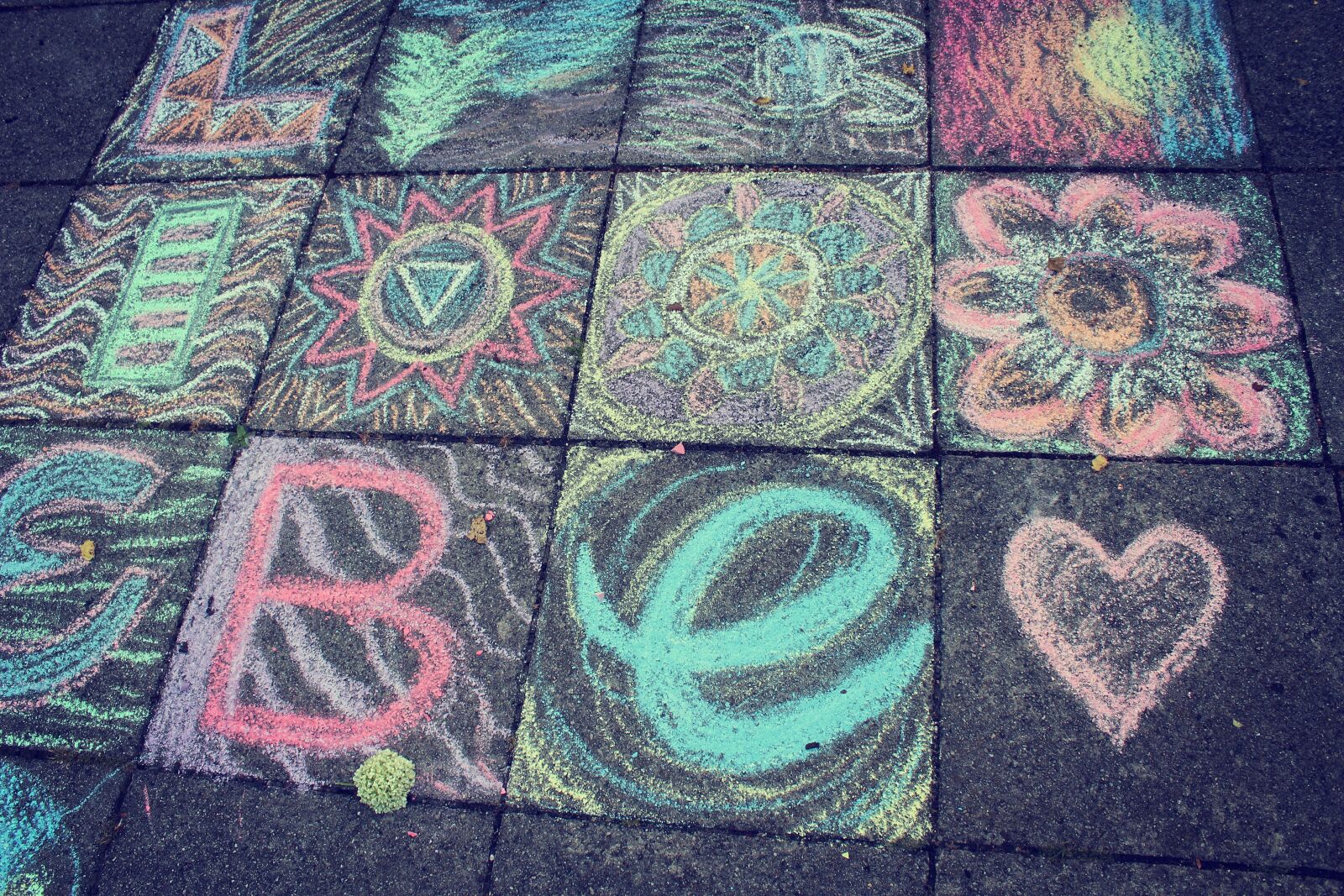 Canon EOS 1300D (EOS Rebel T6 / EOS Kiss X80) sample photo. Chalk, street chalk, paint photography