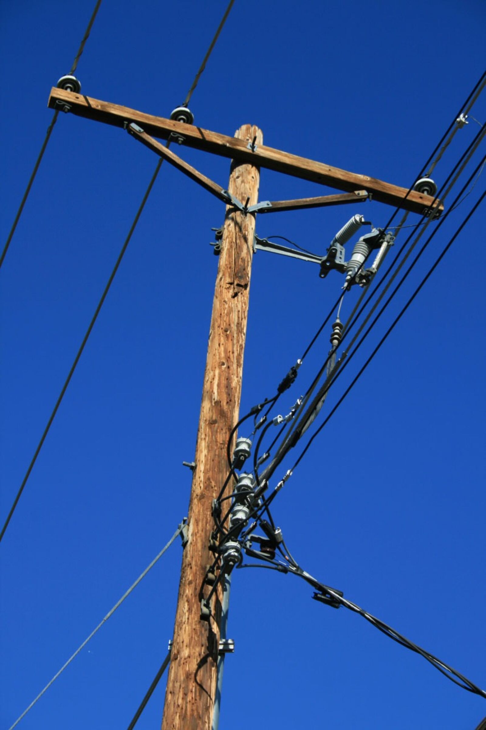 Canon EOS 400D (EOS Digital Rebel XTi / EOS Kiss Digital X) sample photo. Power, pole, electricity photography