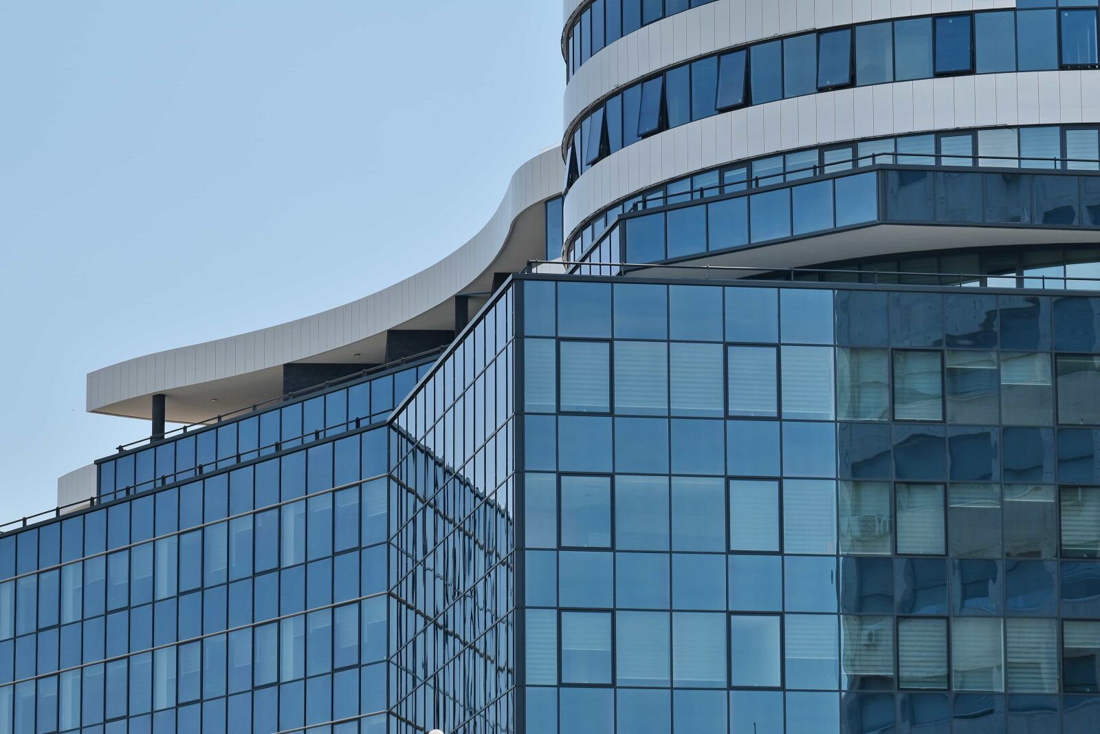 Nikon D5500 sample photo. Buildings, curve, glass, modern photography
