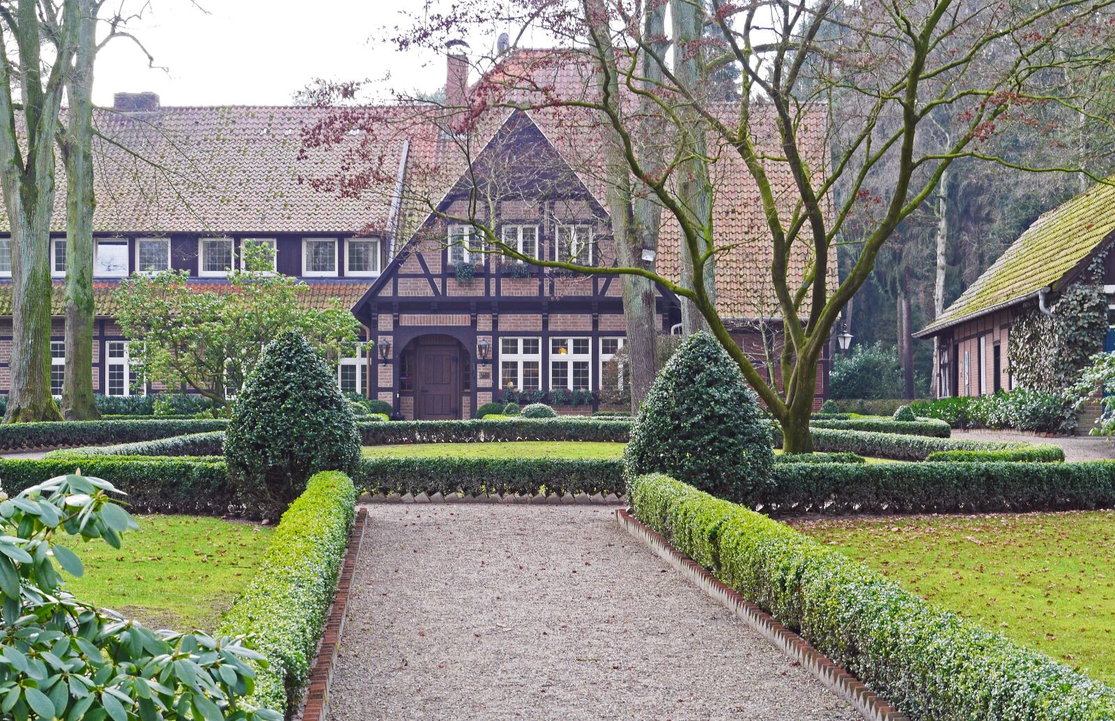 Panasonic Lumix DMC-GH3 sample photo. Country inn, truss, clinker photography