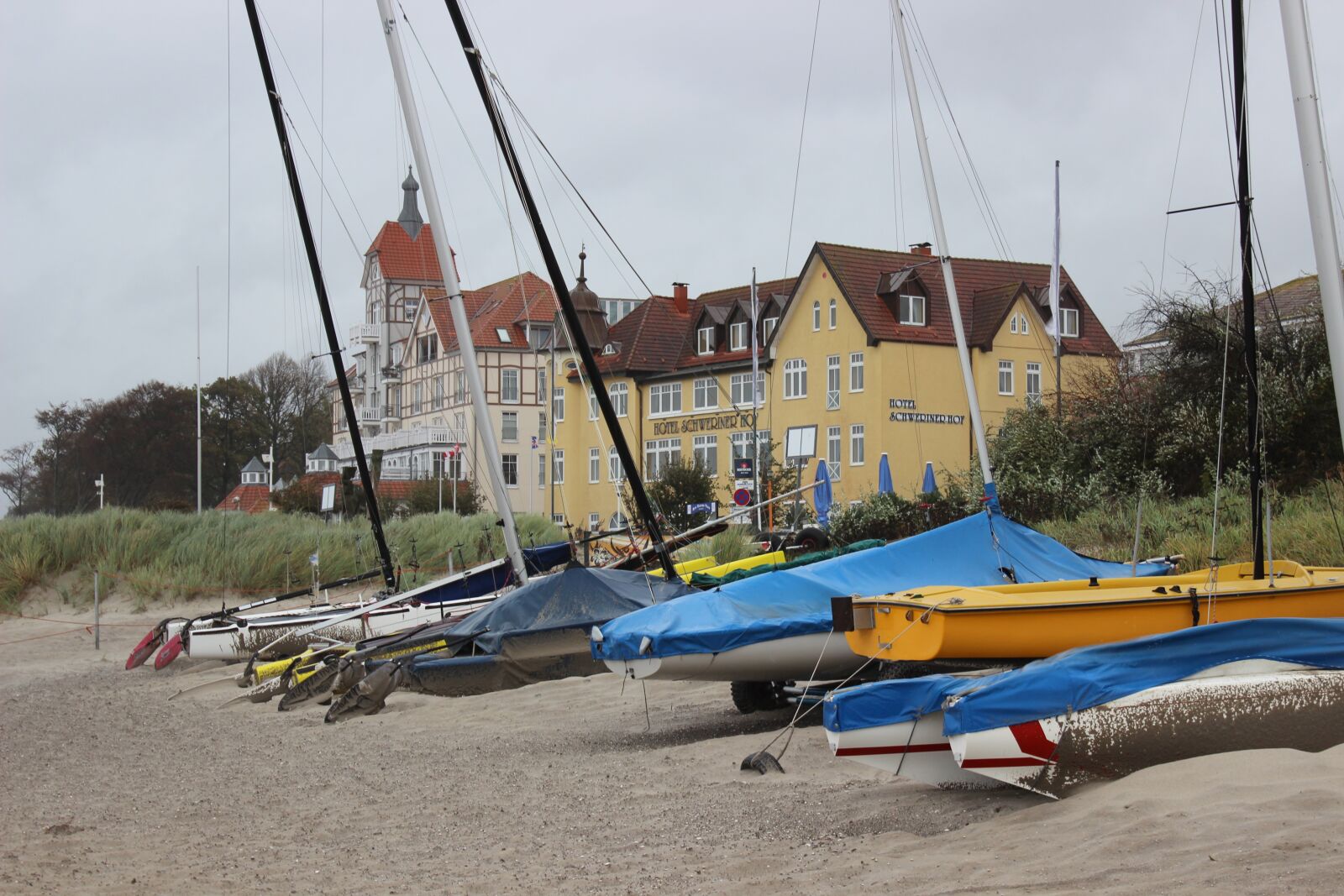 Canon EOS 600D (Rebel EOS T3i / EOS Kiss X5) sample photo. Seaside resort, boats, country photography