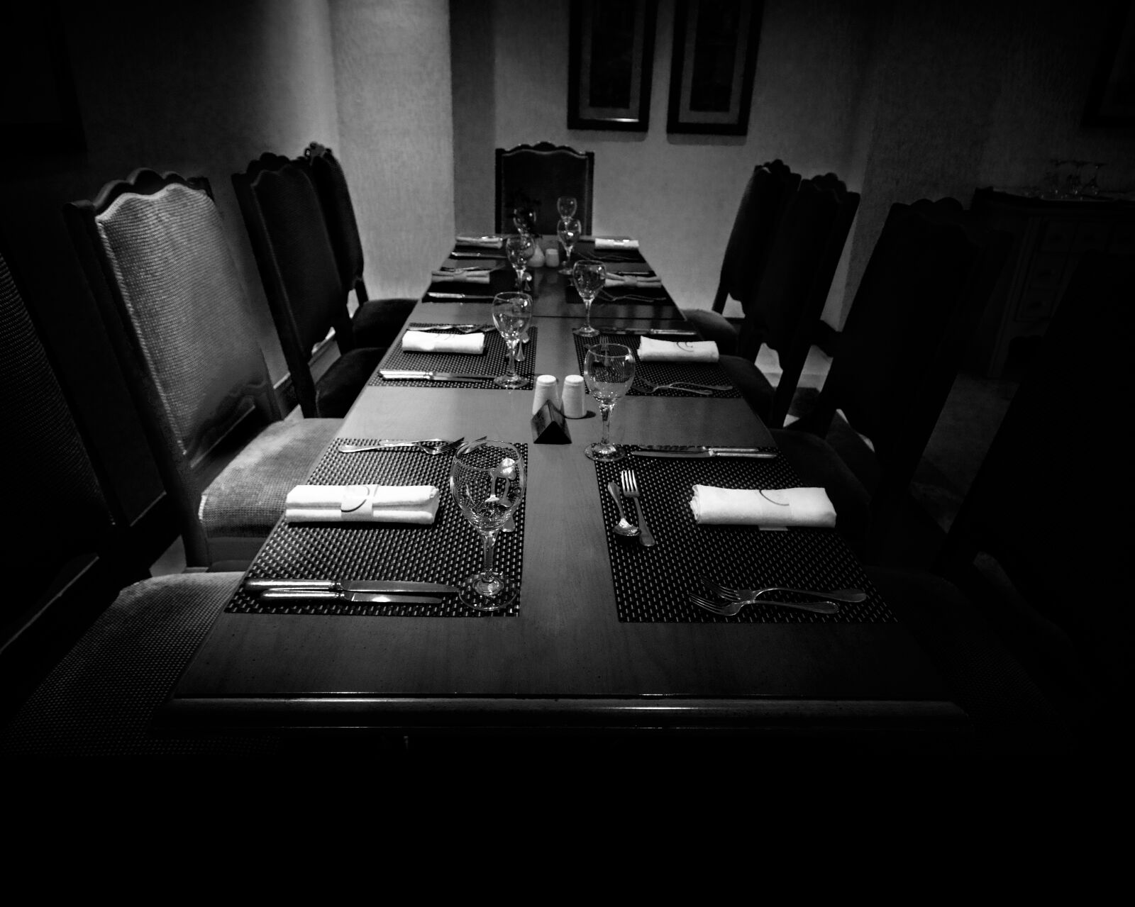 Canon EOS 550D (EOS Rebel T2i / EOS Kiss X4) sample photo. Black, and, white, dining photography