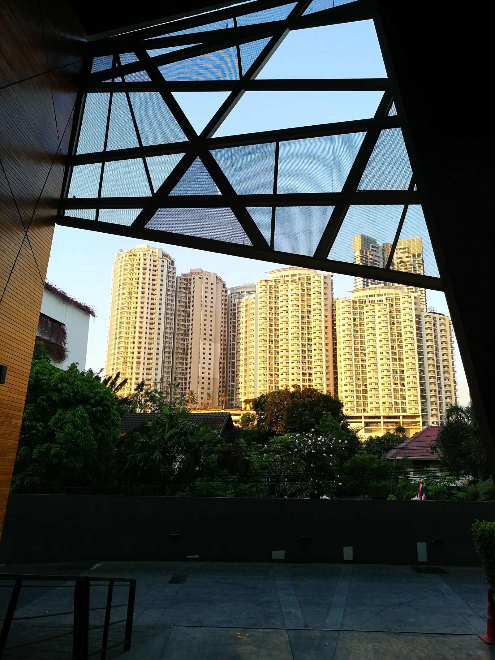 HUAWEI P9 sample photo. Frame, building, morning photography