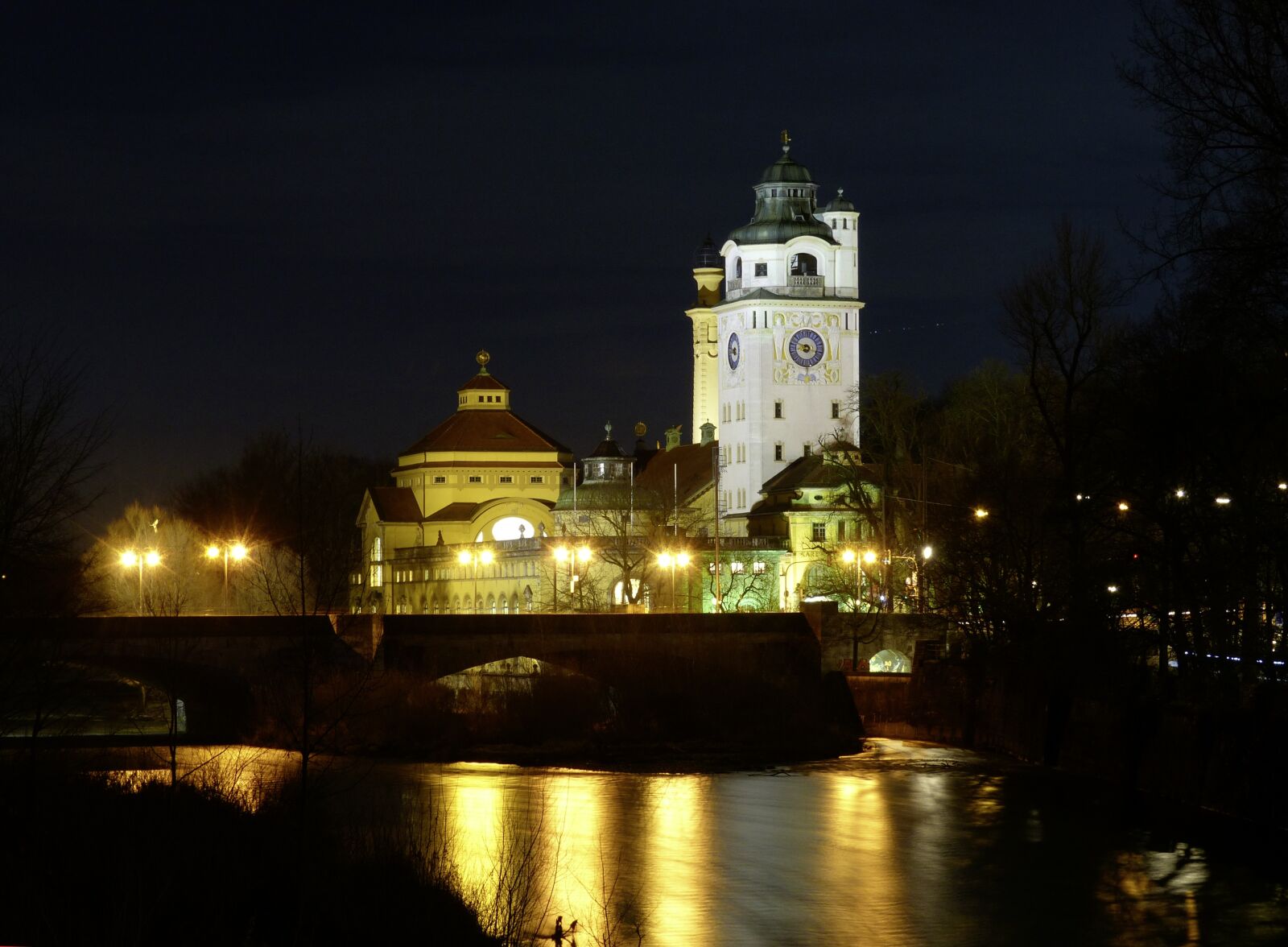 Panasonic Lumix DMC-FZ200 sample photo. Mueller sches volksbad, munich photography
