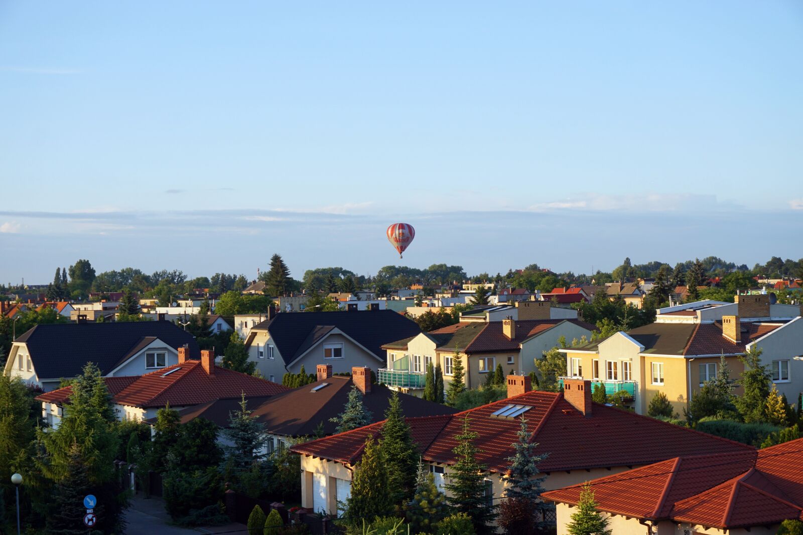 Sony a6000 sample photo. Balloon, the roofs, city photography