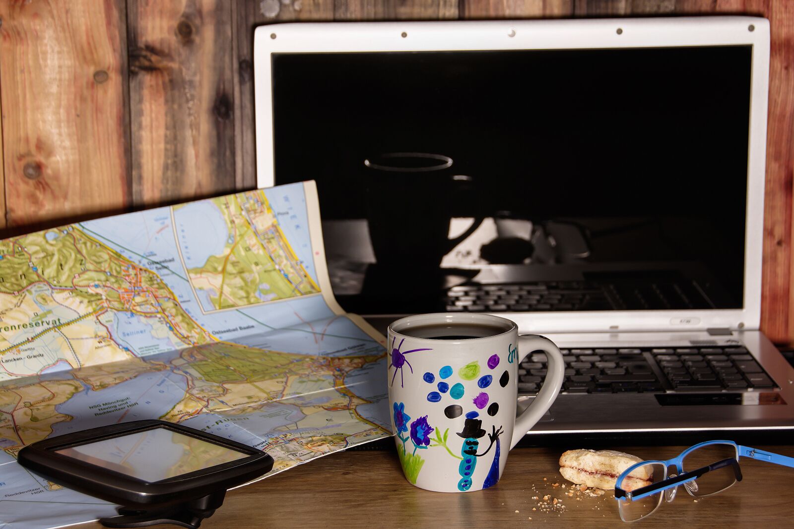 Nikon D7200 sample photo. Laptop, coffee cup, navi photography
