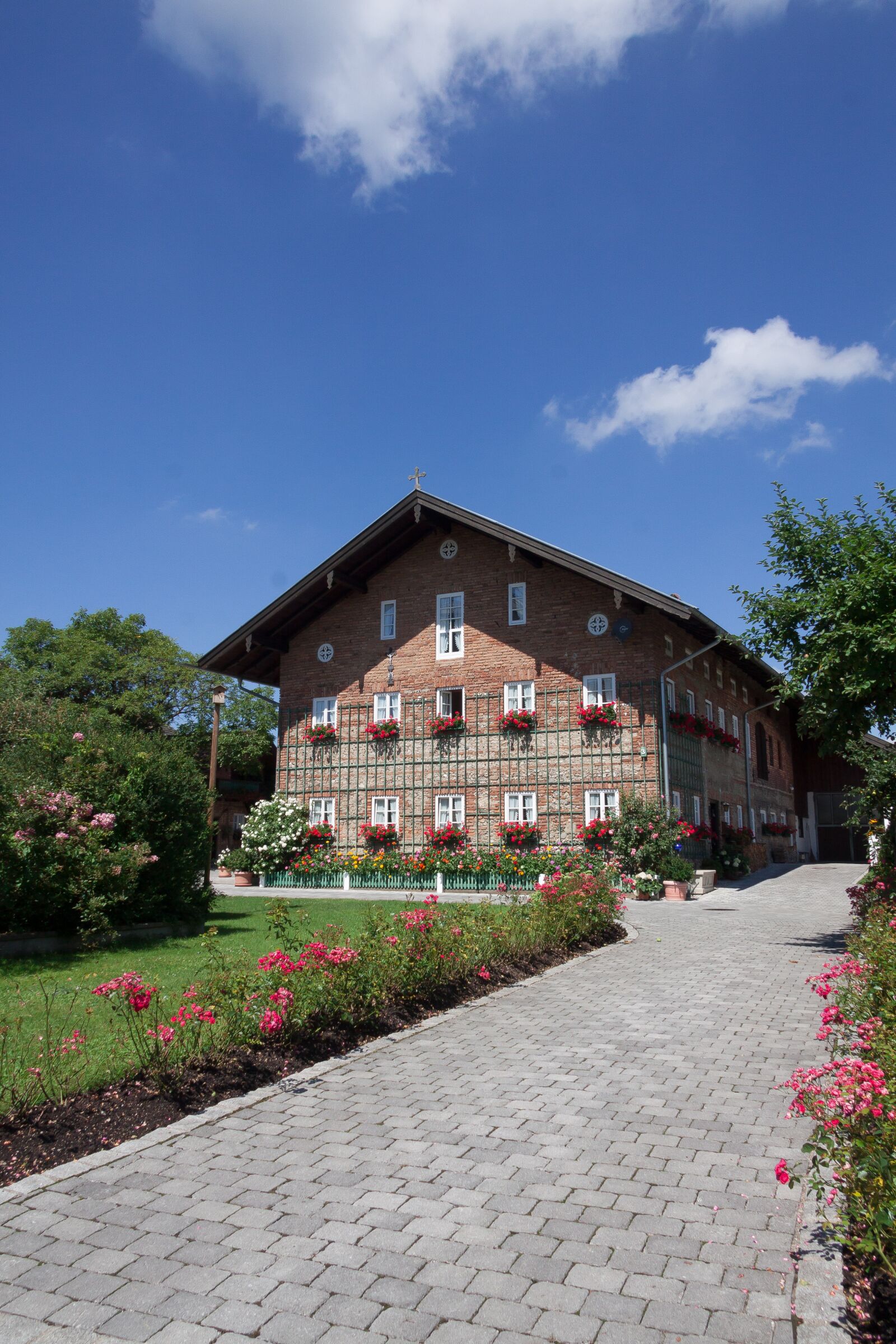 Canon EF-S 17-85mm F4-5.6 IS USM sample photo. Farmhouse, estate, bavaria photography