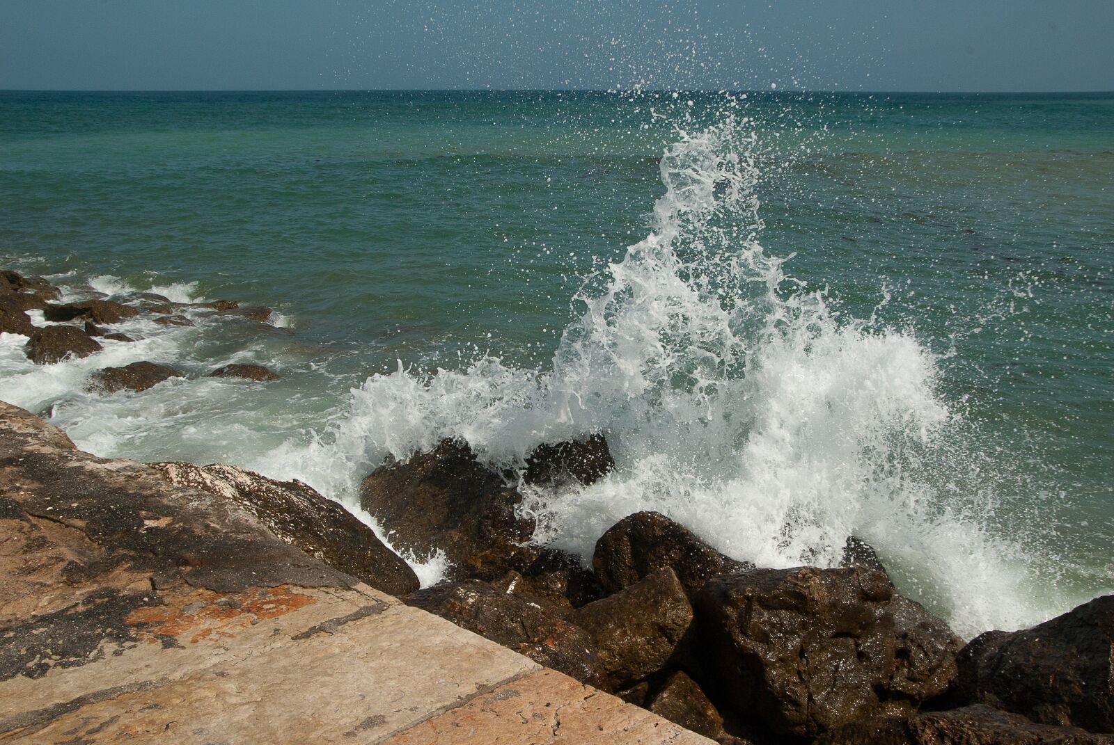 Pentax K10D sample photo. Rocks, waves, scum photography