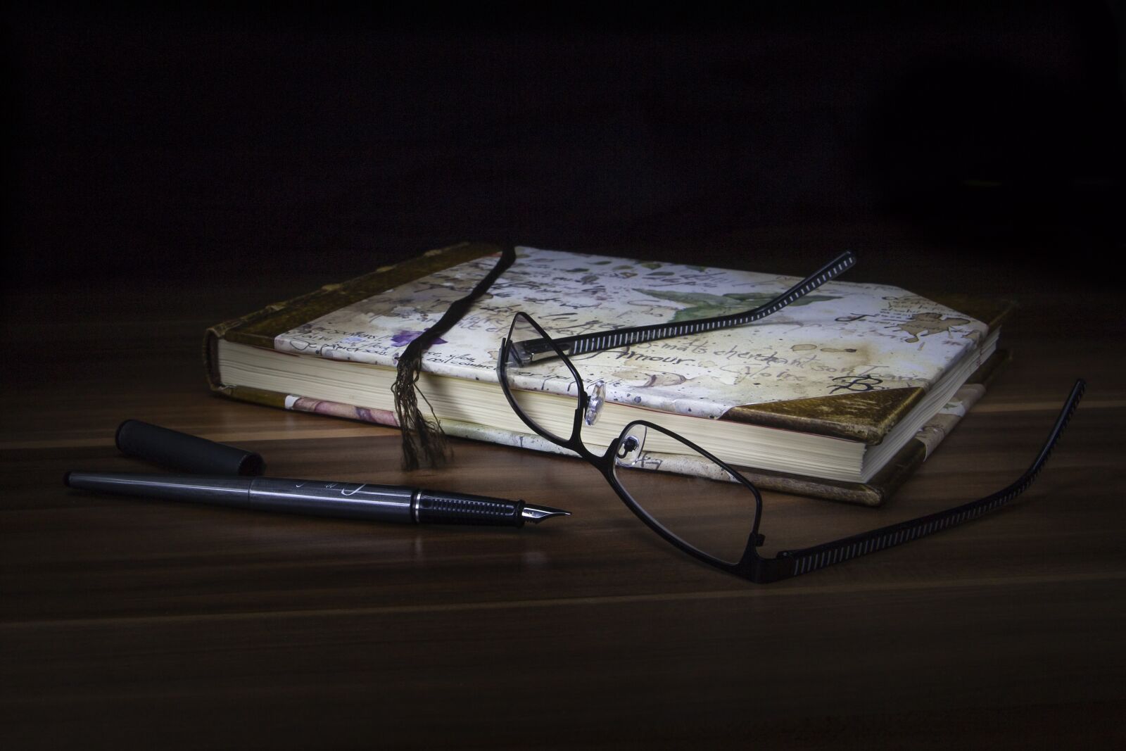 Canon EOS 700D (EOS Rebel T5i / EOS Kiss X7i) sample photo. Book, still life, light photography