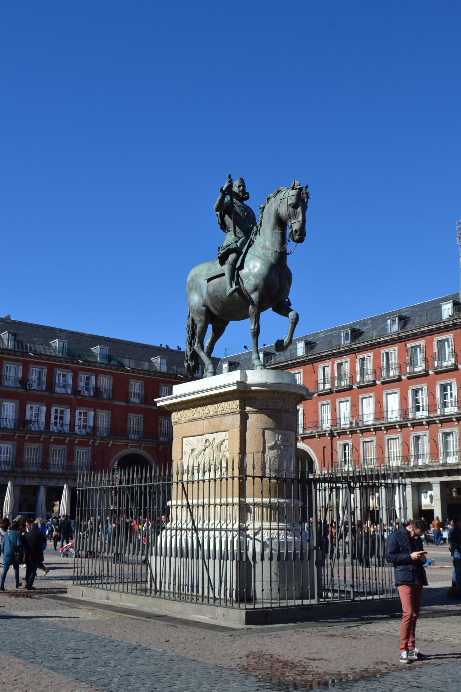 Nikon D3100 sample photo. Madrid, square, bronze statue photography