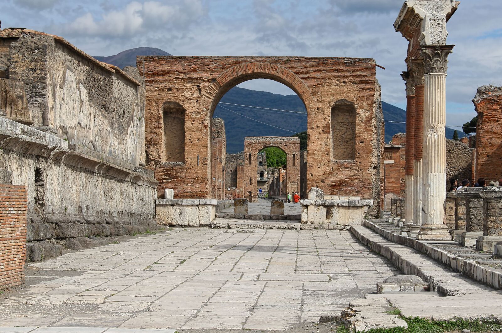 Canon EF-S 18-135mm F3.5-5.6 IS sample photo. Pompeii, ruins, ancient photography