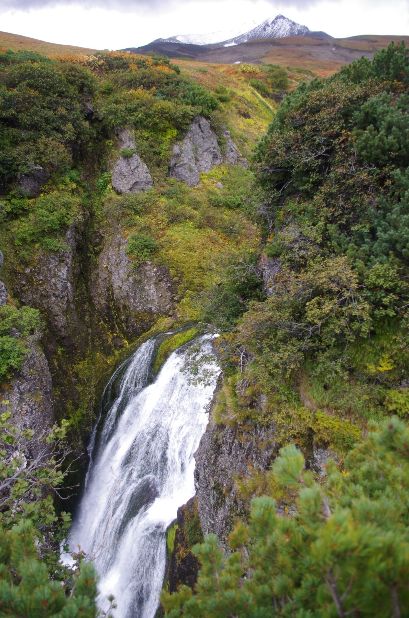 Pentax K-5 sample photo. Waterfall, spillway, autumn photography