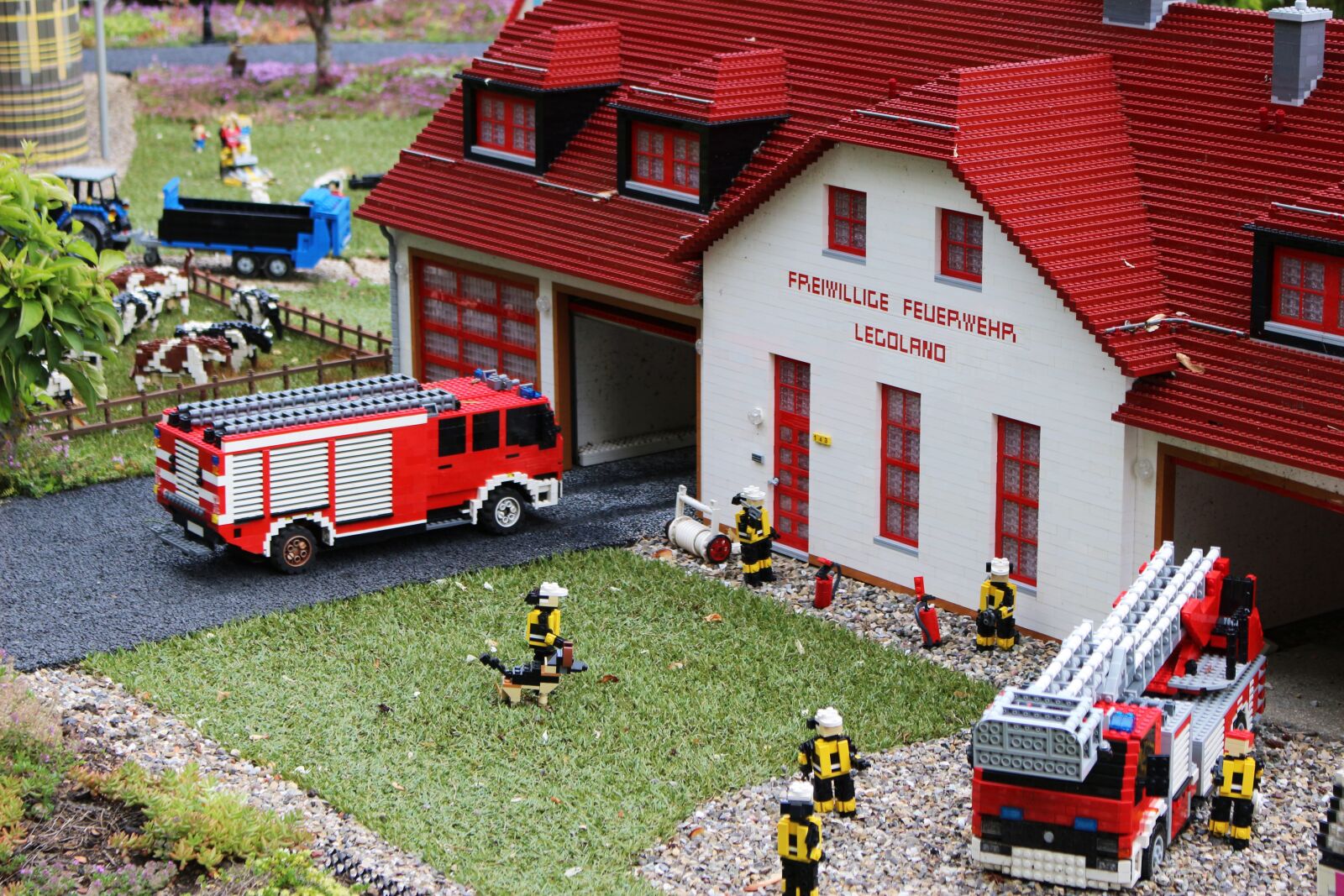 Canon EOS 100D (EOS Rebel SL1 / EOS Kiss X7) sample photo. Lego, legoland, build photography
