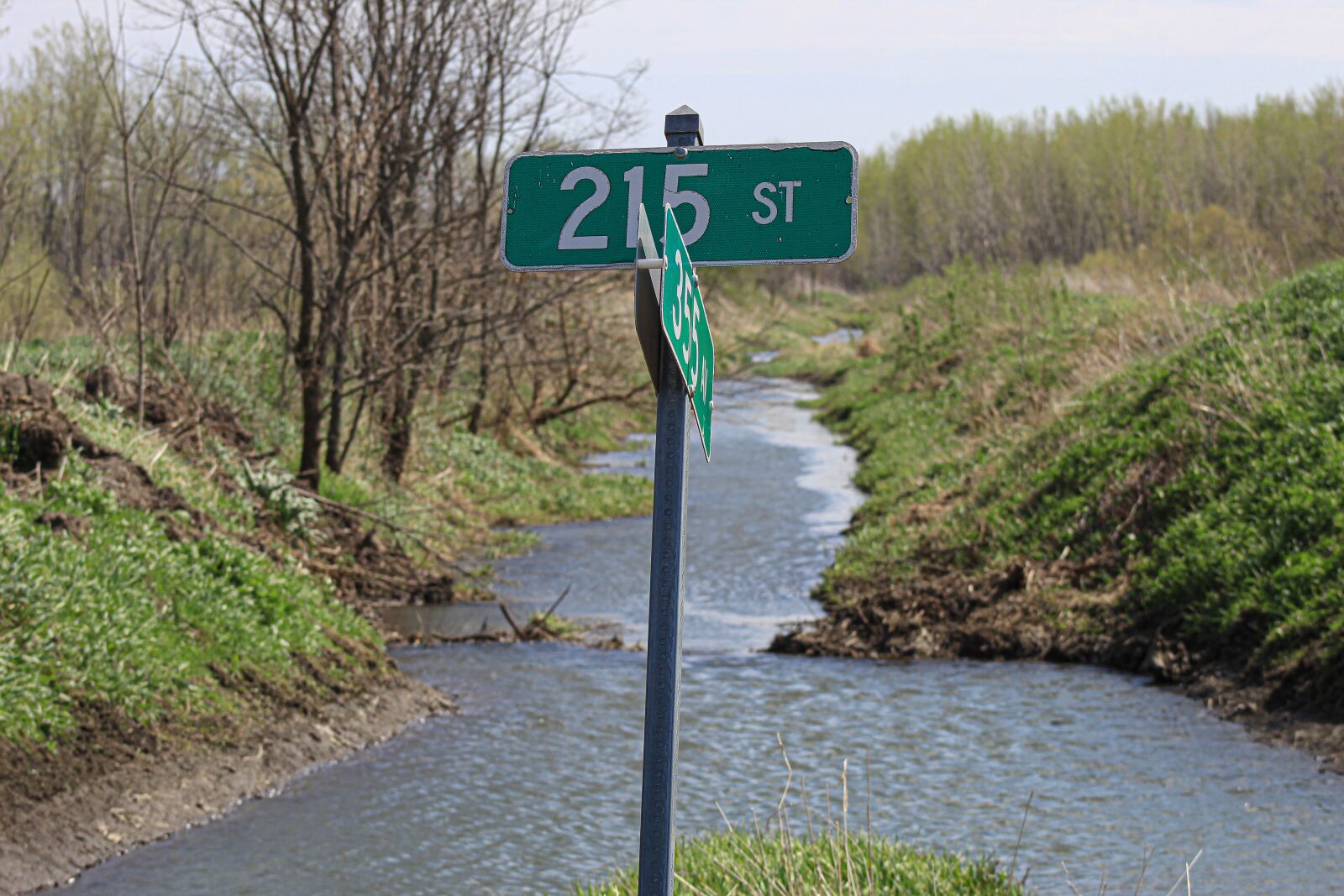 Canon EOS 4000D (EOS Rebel T100 / EOS 3000D) sample photo. Road signs, creeks, rivers photography