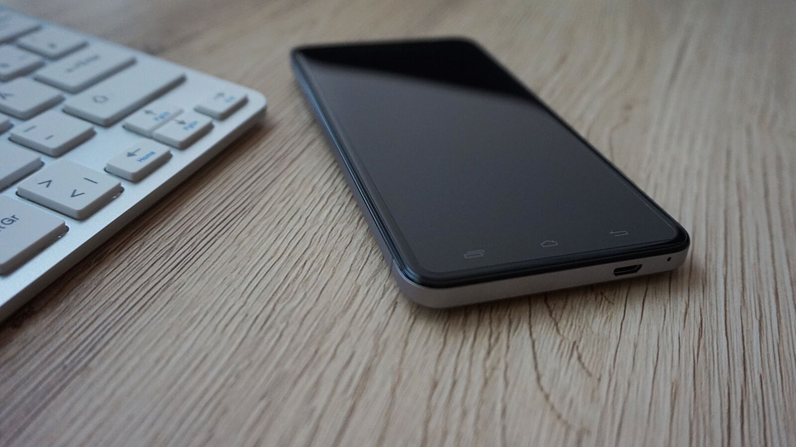 Sony Alpha a5000 (ILCE 5000) sample photo. Smartphone, keyboard, desk photography