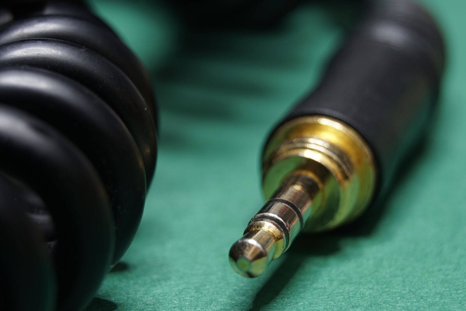 Sony a6300 + Sony Vario-Tessar T* E 16-70mm F4 ZA OSS sample photo. Connector, jack, audio cable photography