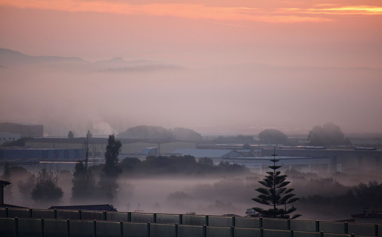 Canon EF-M 55-200mm F4.5-6.3 IS STM sample photo. Fog, dawn, city photography