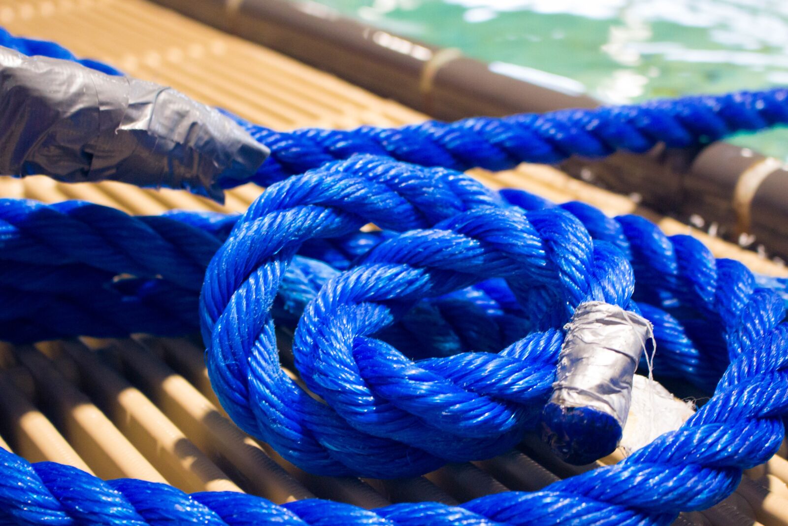 Canon EOS 700D (EOS Rebel T5i / EOS Kiss X7i) sample photo. Dew, thread, knot photography
