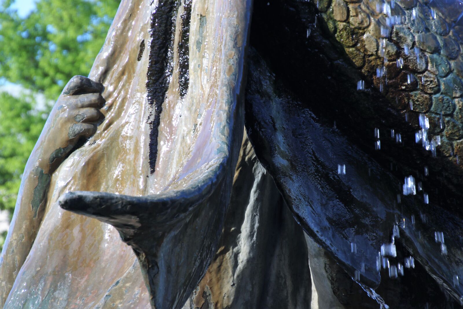 Canon EOS 7D Mark II sample photo. Arm, catch, dragon, fountain photography