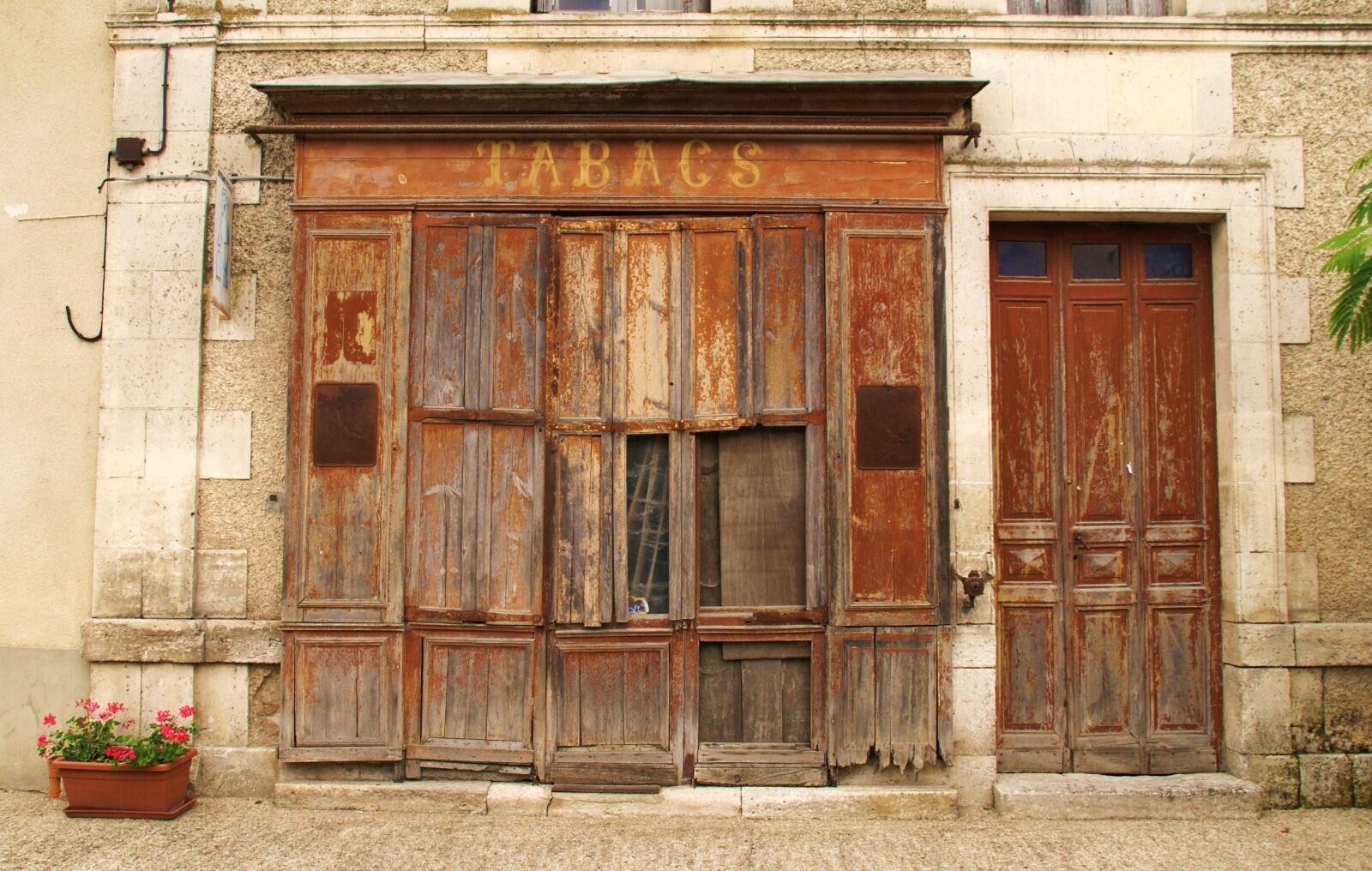 Sony Alpha DSLR-A100 sample photo. Old, france, shop photography