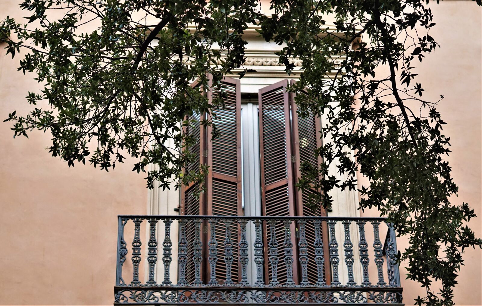 Sony FE 50mm F1.8 sample photo. Balcony, window, facade photography