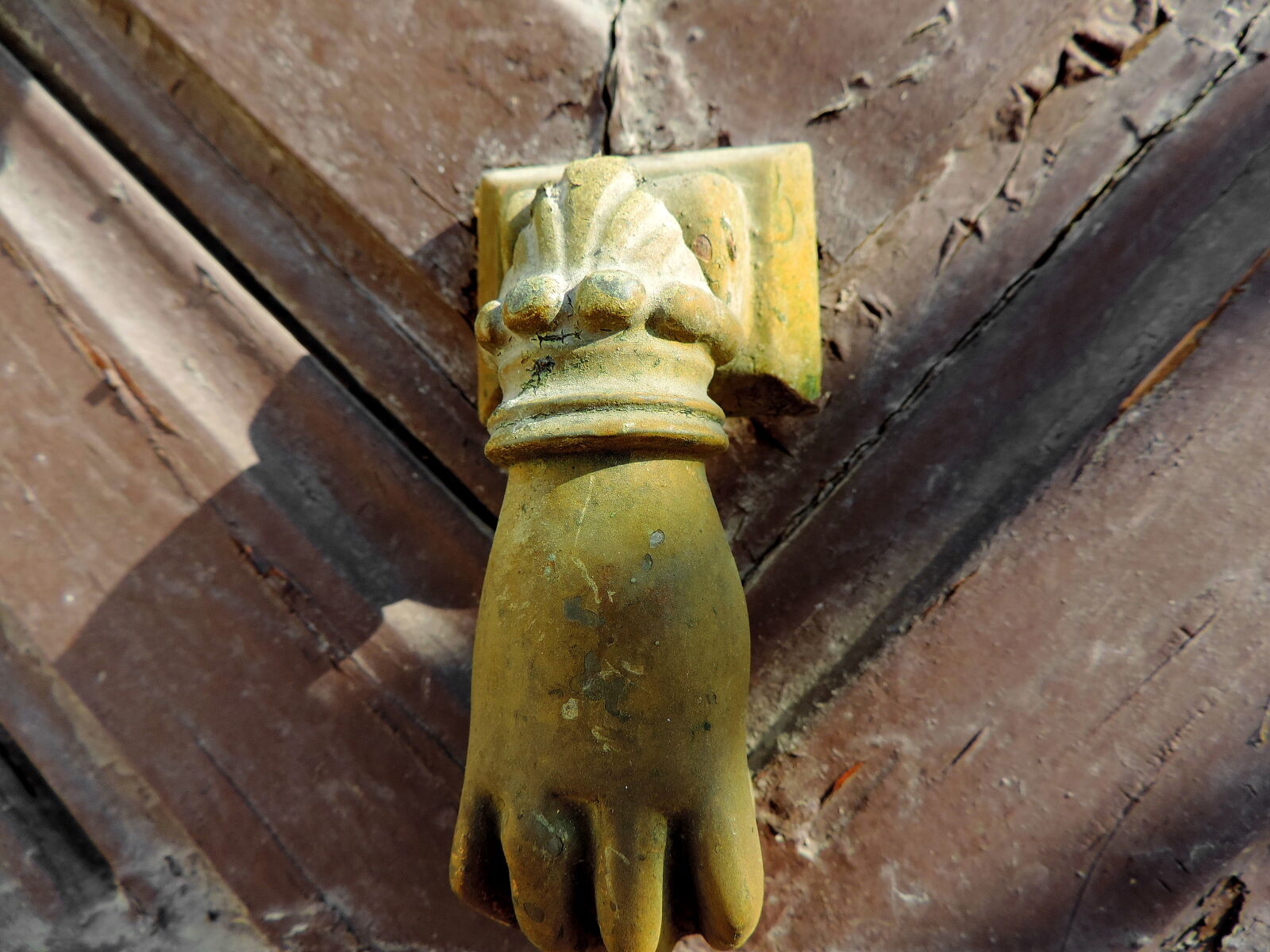 Nikon Coolpix P520 sample photo. Brass, front door, device photography