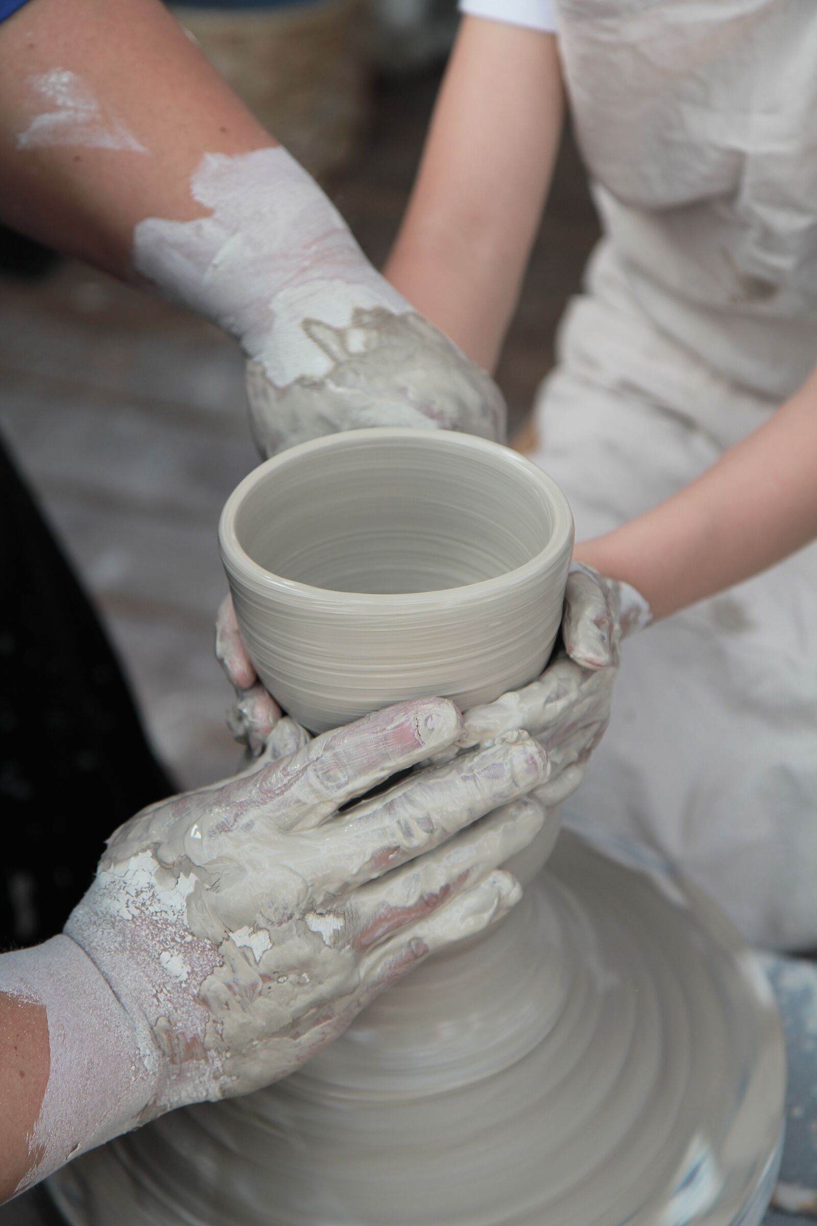 Canon EOS 550D (EOS Rebel T2i / EOS Kiss X4) sample photo. Porcelain, qualitative, hand photography