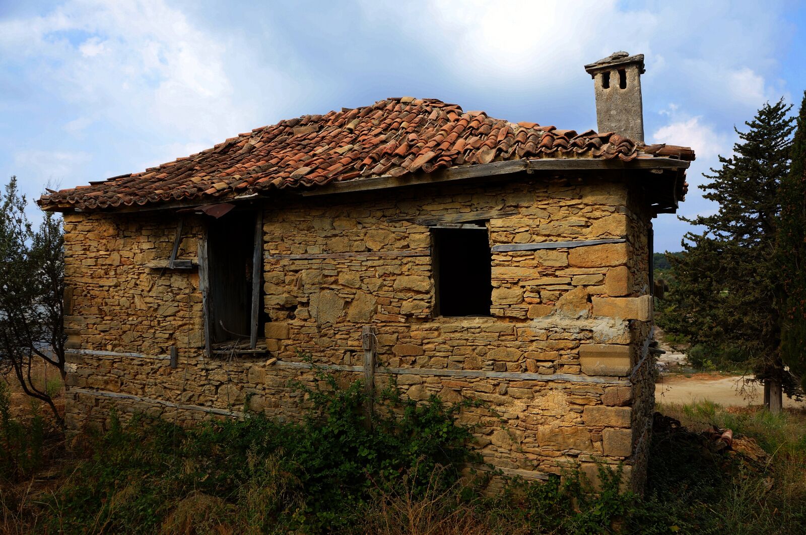 Sony Alpha NEX-5N sample photo. Old house, roof tile photography