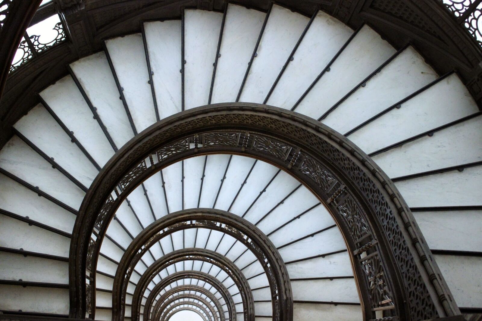 Canon EOS 600D (Rebel EOS T3i / EOS Kiss X5) sample photo. Chicago, staircase, architecture photography