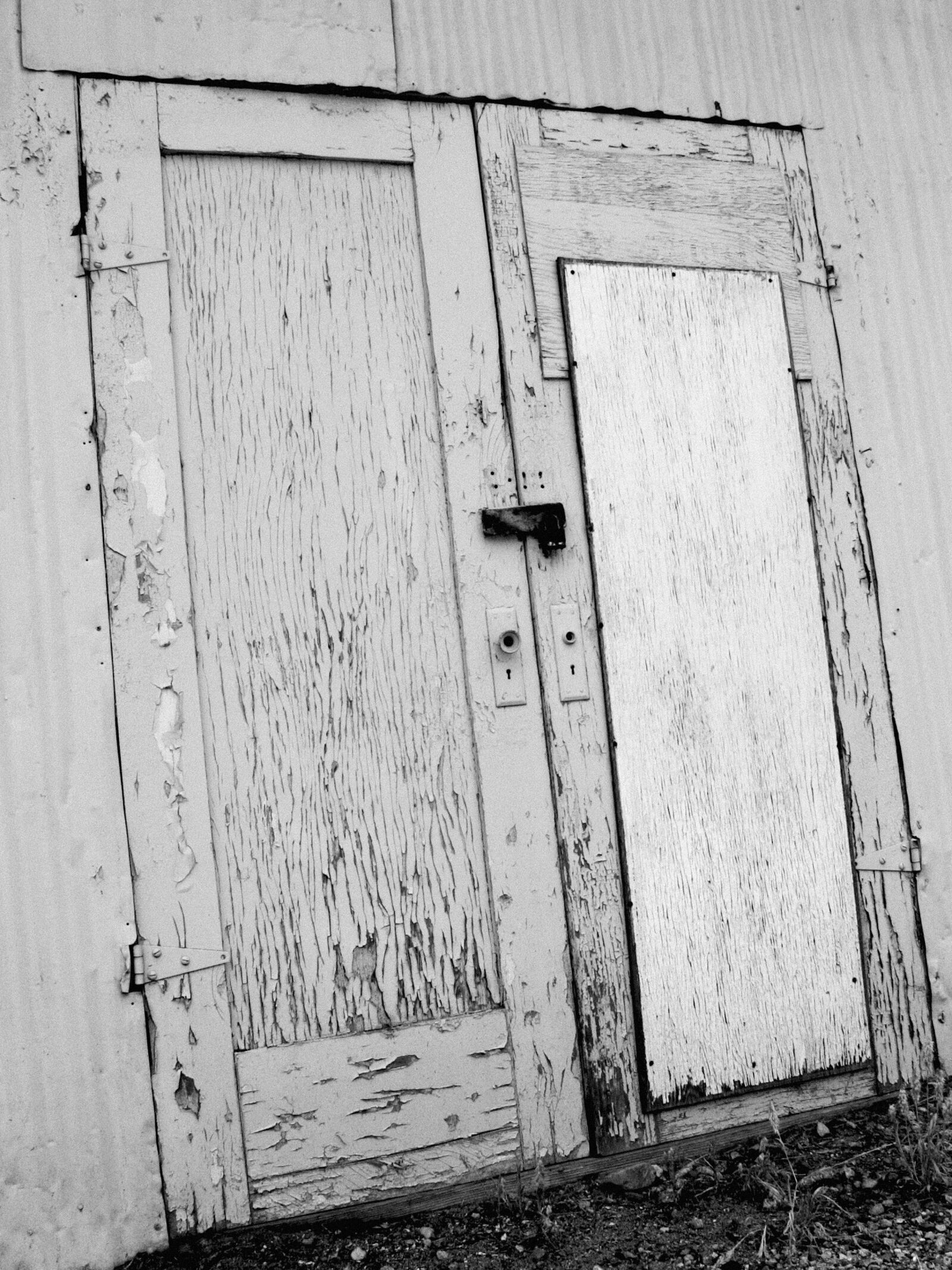 Olympus E-10 sample photo. Abandoned, building, distressed, door photography