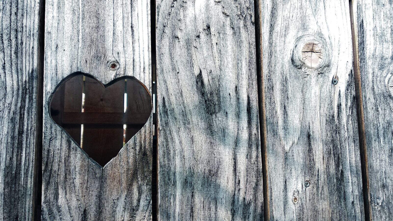 Xiaomi Redmi 5 Plus sample photo. Heart, love, wood photography