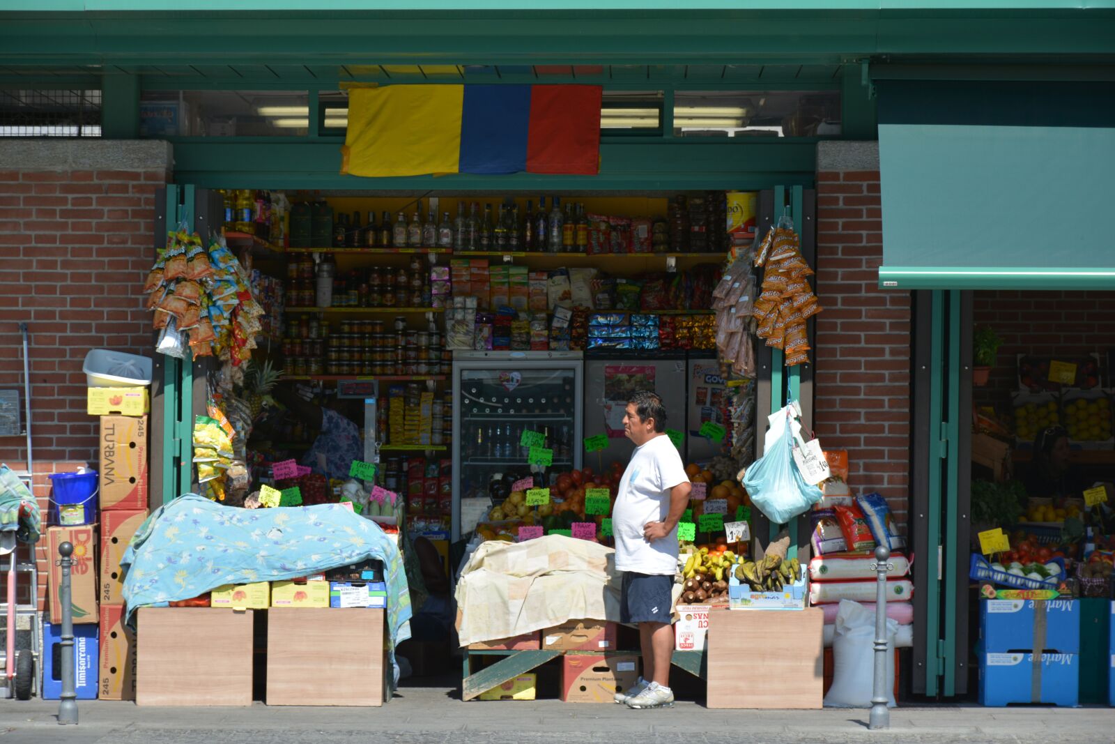 Nikon D7100 sample photo. Shop, waiting, road photography