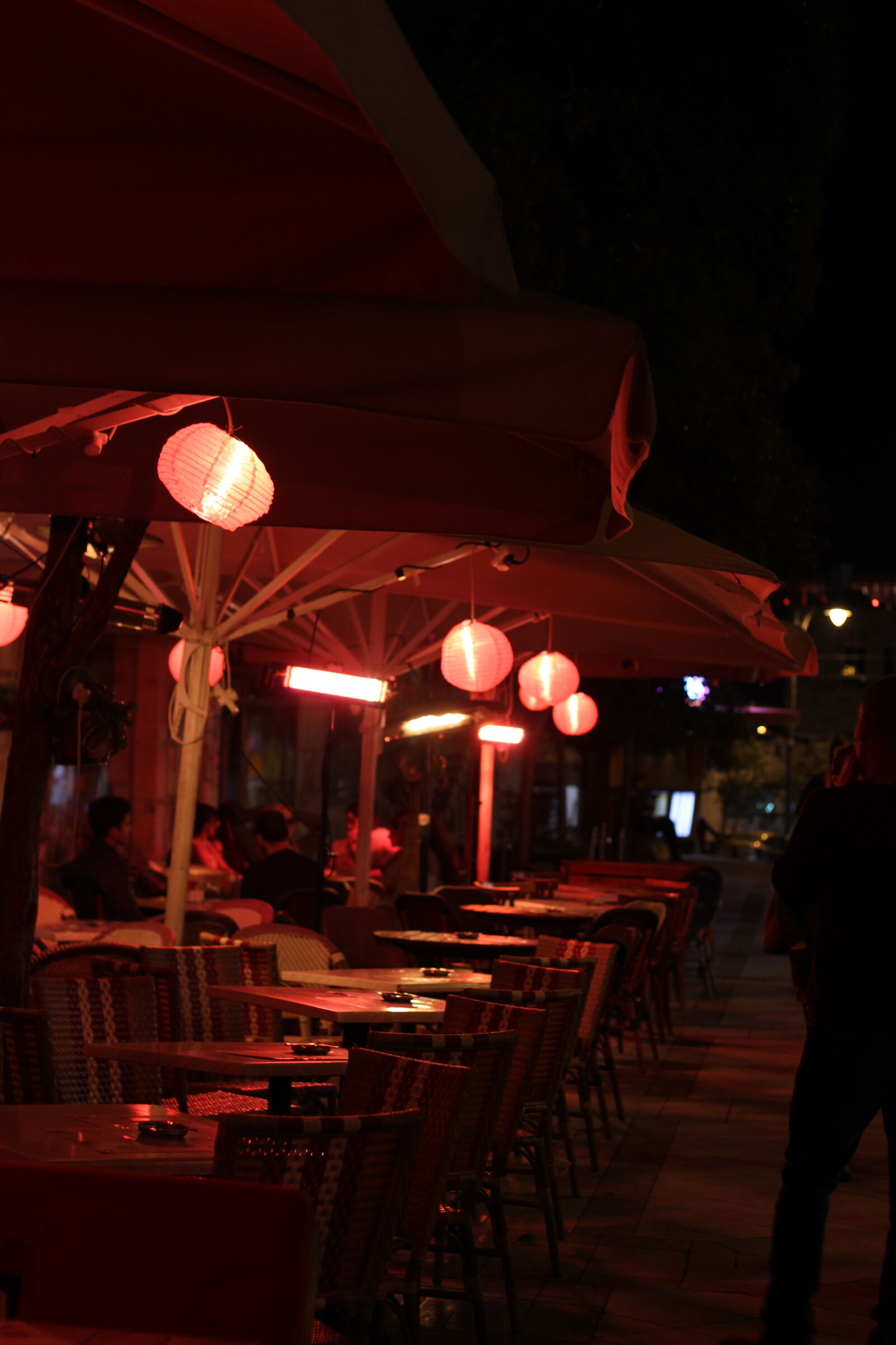 Canon EOS 600D (Rebel EOS T3i / EOS Kiss X5) sample photo. Bar, night photography