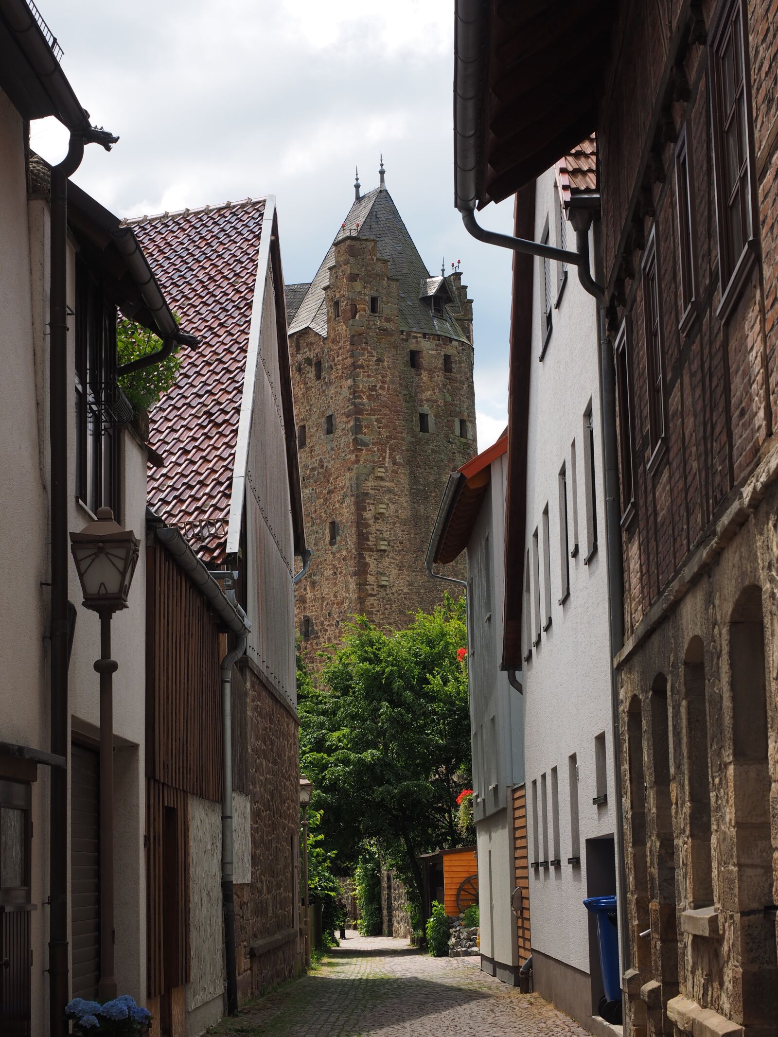 Olympus OM-D E-M1 + Olympus M.Zuiko Digital ED 12-40mm F2.8 Pro sample photo. Fritzlar, fachwerkhäuser, downtown photography