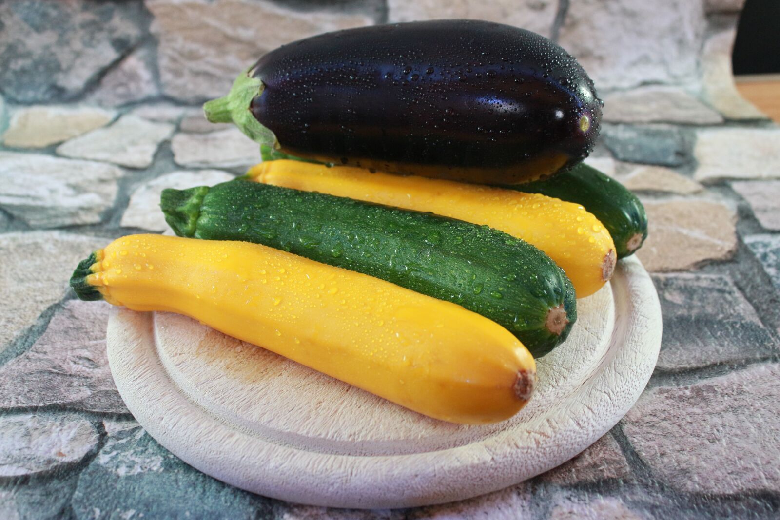 Canon EOS 700D (EOS Rebel T5i / EOS Kiss X7i) + Canon EF-S 18-55mm F3.5-5.6 IS sample photo. Vegetables, zucchini, food photography