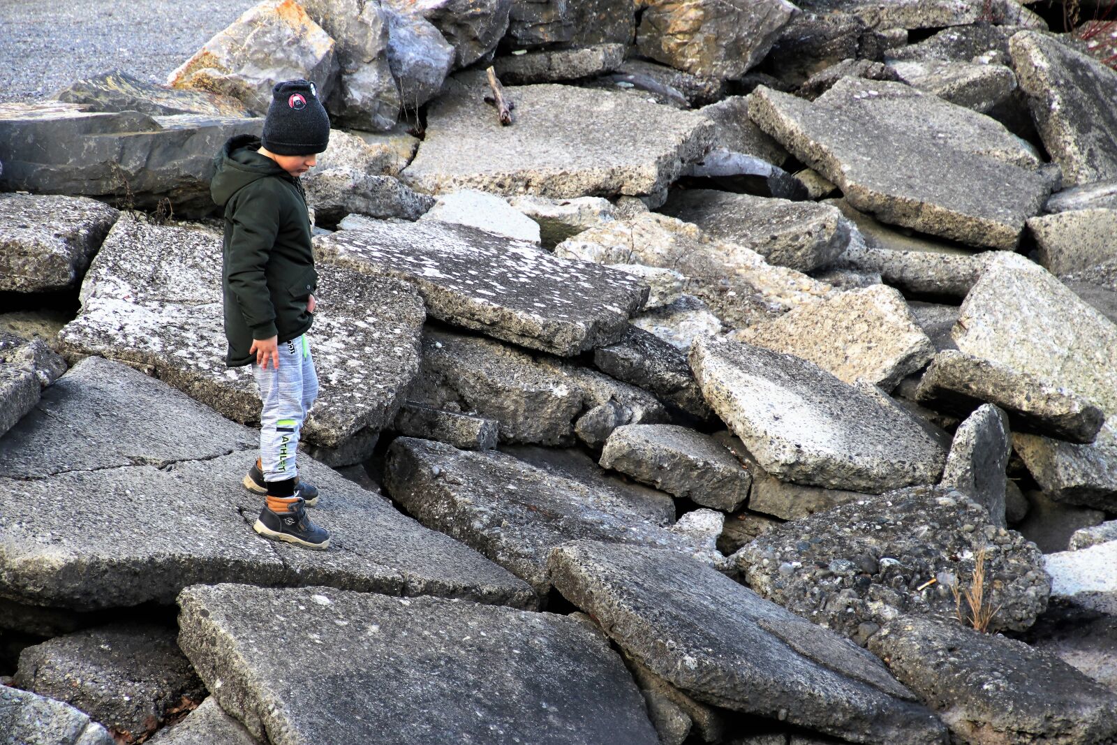 Canon EOS 80D sample photo. Child, spacer, stone photography