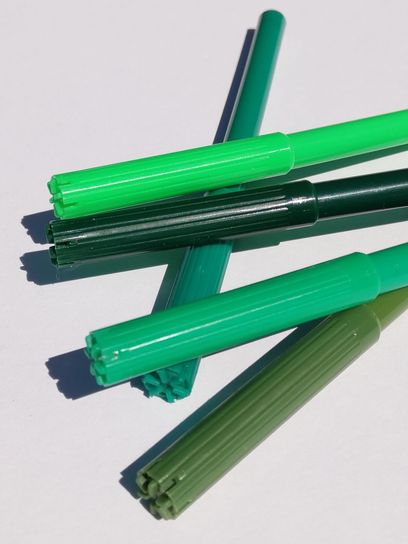 HUAWEI P20 lite sample photo. Felt tip pens, green photography