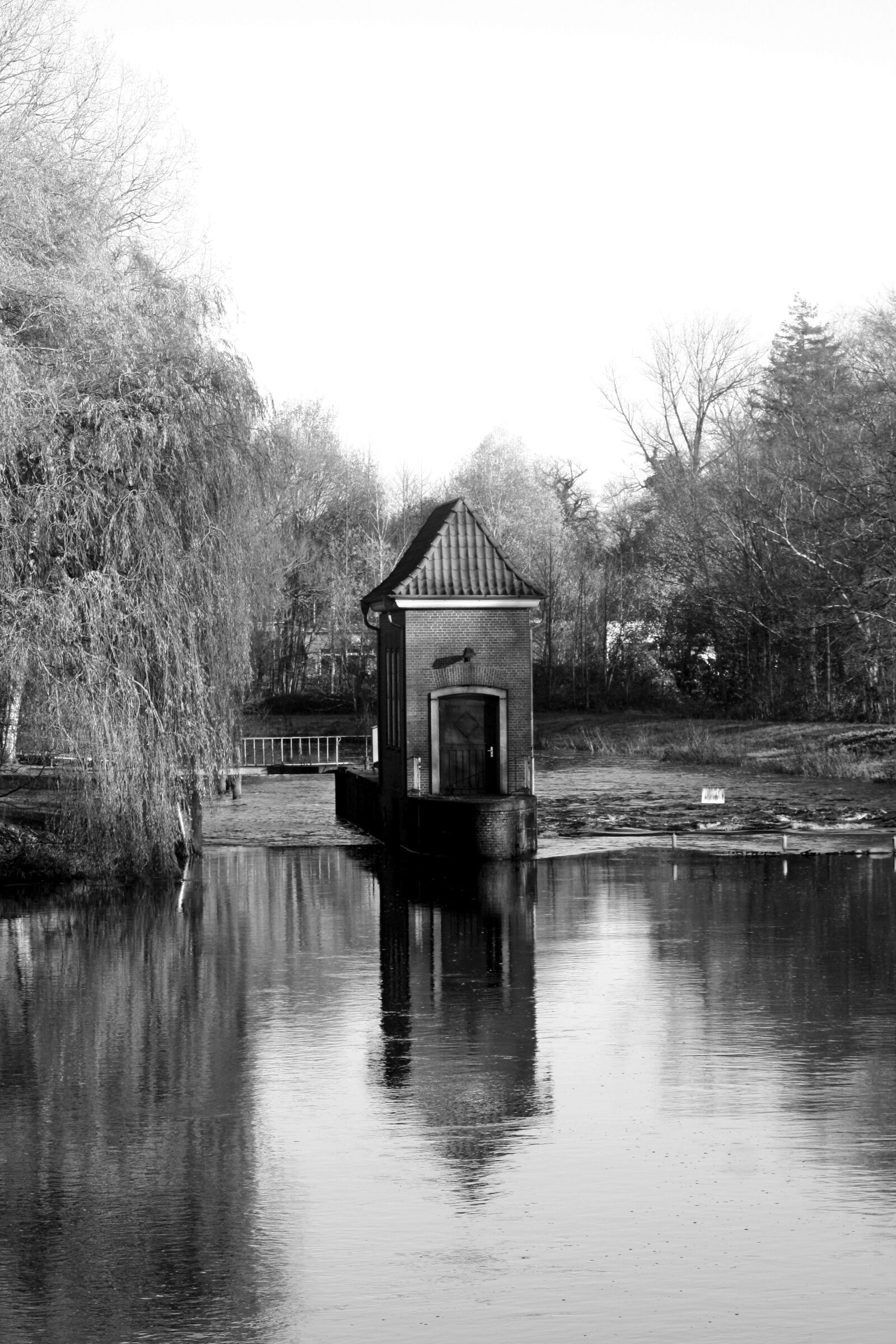 Canon EOS 1000D (EOS Digital Rebel XS / EOS Kiss F) sample photo. Waters, river, black and photography