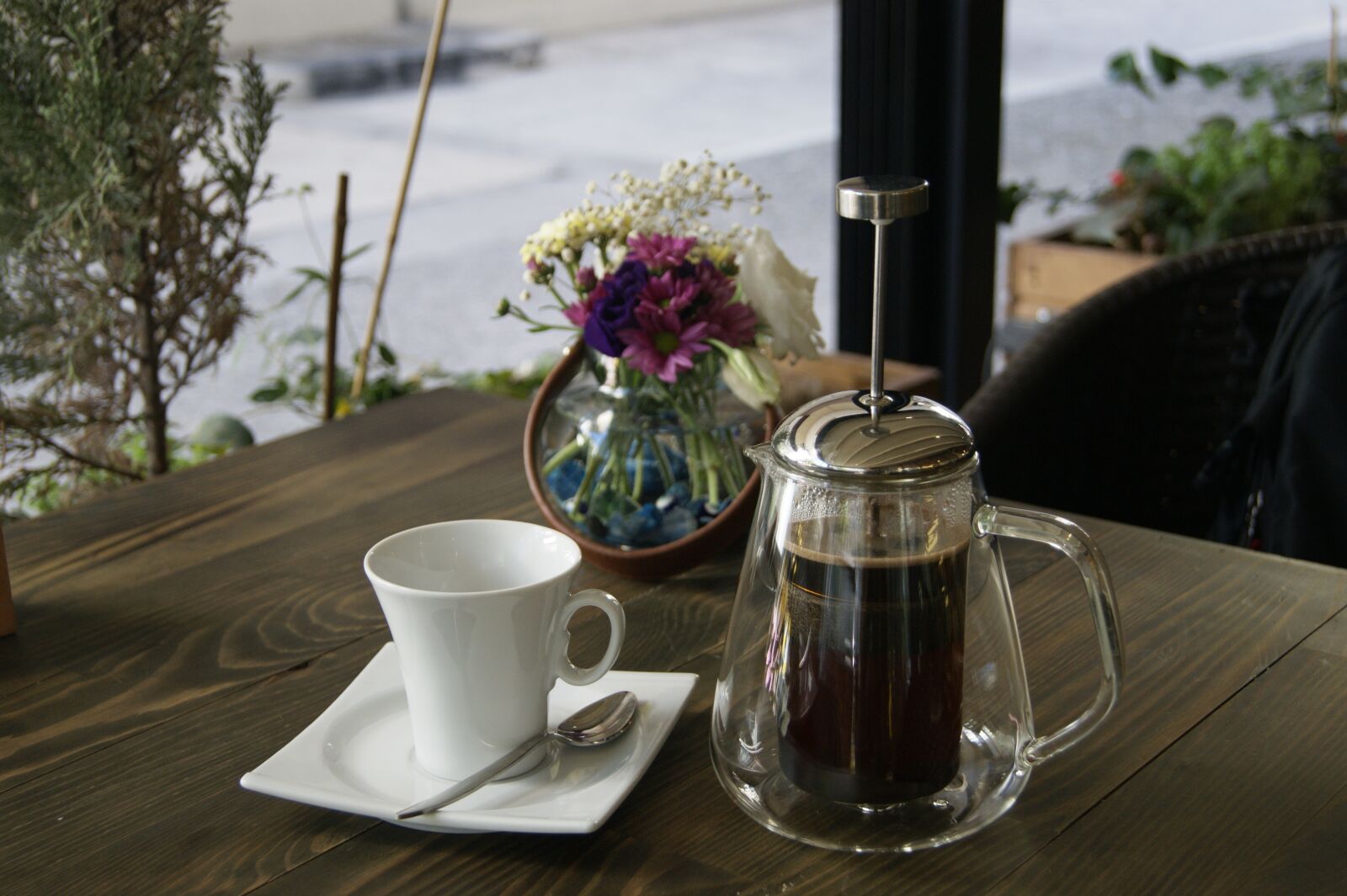 Sony Alpha DSLR-A290 sample photo. Filter coffee, flowers, cup photography