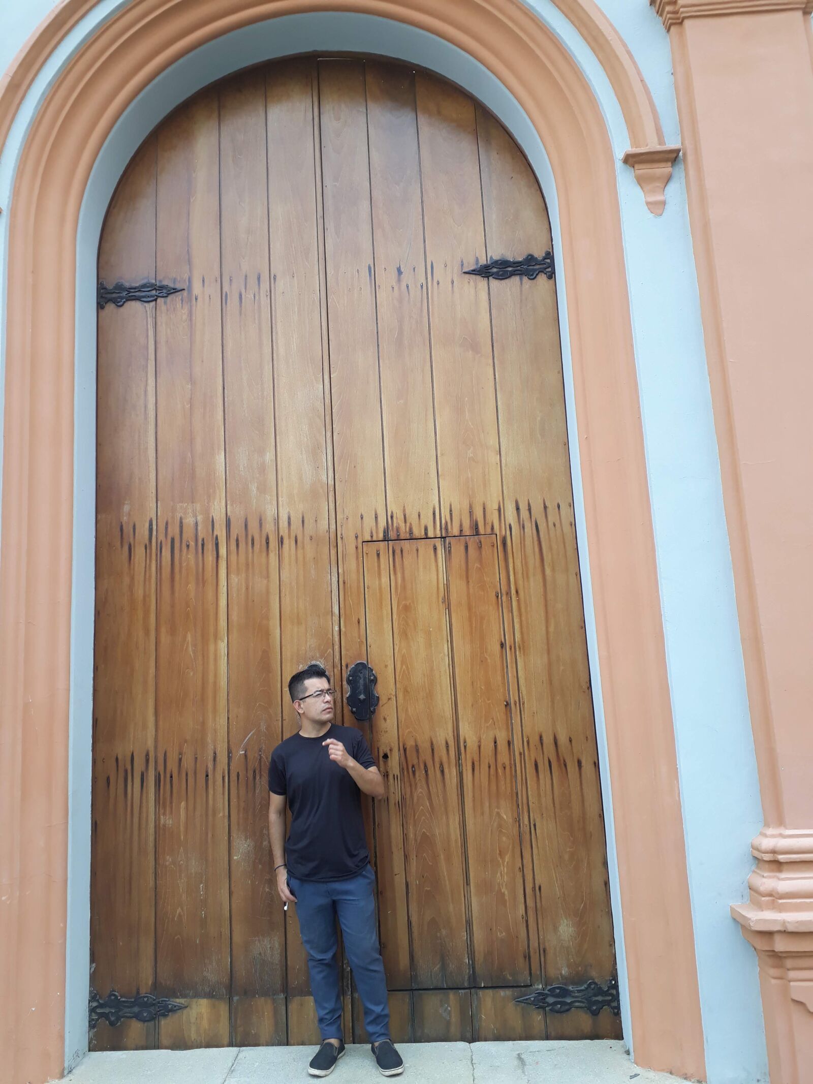 Samsung Galaxy J7 Prime2 sample photo. Door, pose, church photography