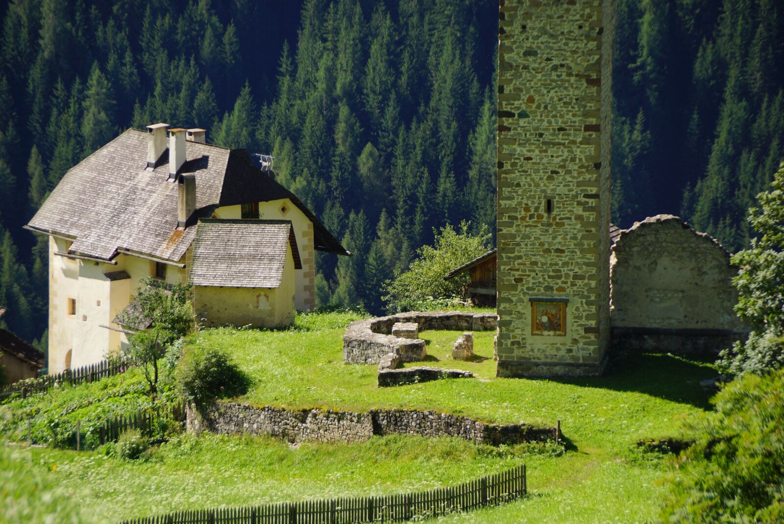 Sony DT 18-250mm F3.5-6.3 sample photo. Dolomites, la val, south photography