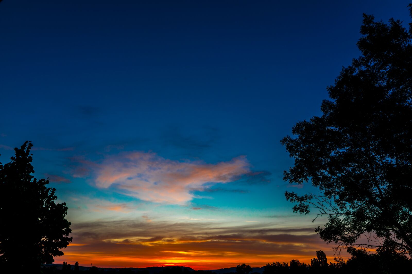 Canon EOS 5D Mark IV sample photo. Sunrise, sky, colors photography