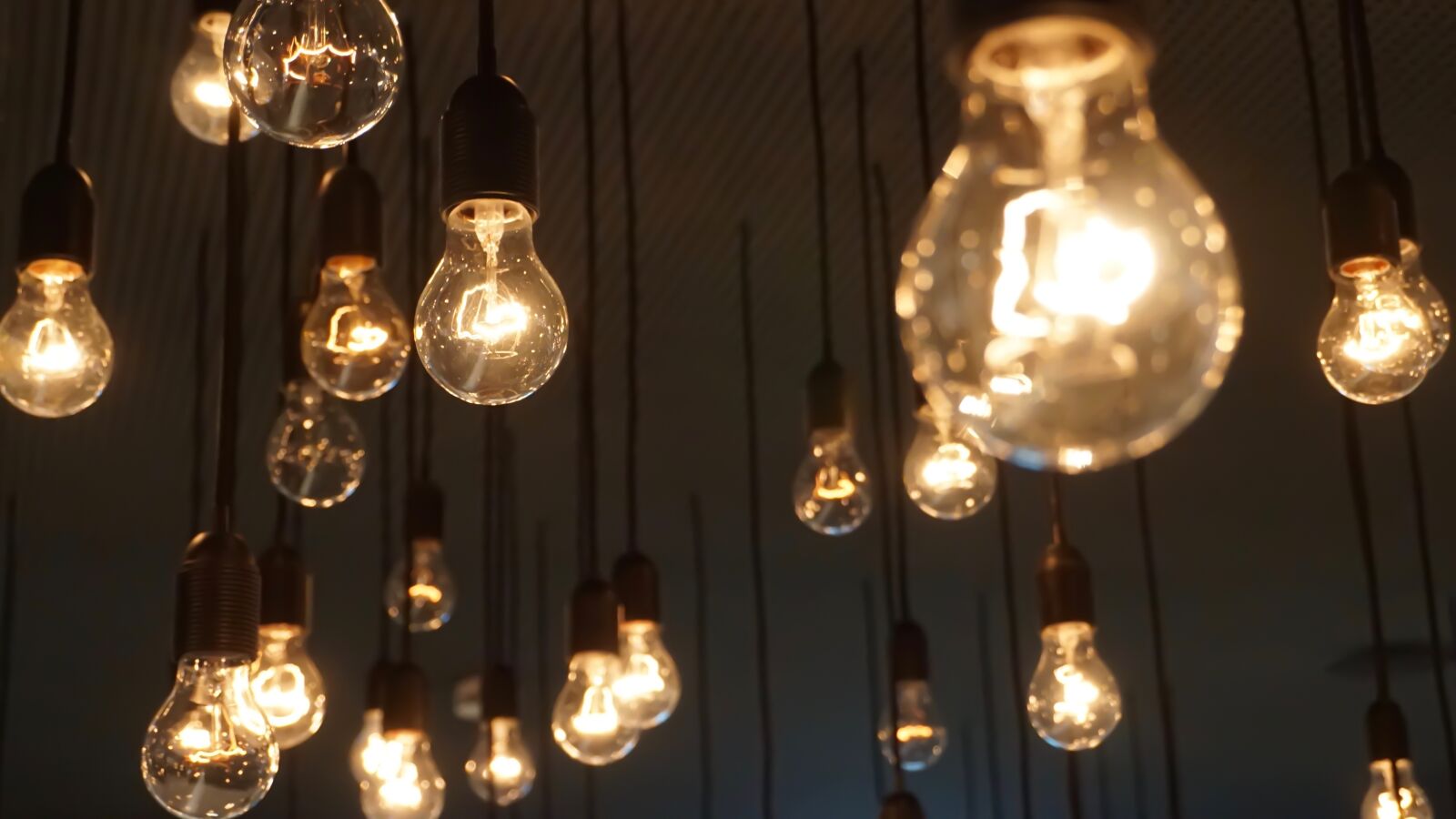 Sony E 16-50mm F3.5-5.6 PZ OSS sample photo. Light bulbs, lights, lamp photography