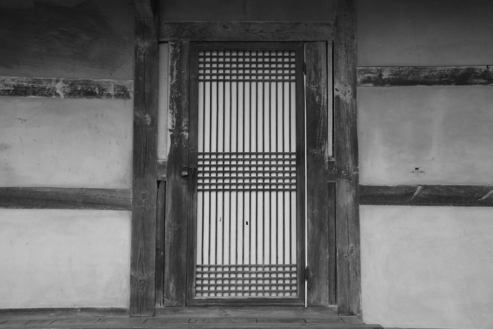 Canon EOS 500D (EOS Rebel T1i / EOS Kiss X3) sample photo. Shelter, moon, door frame photography
